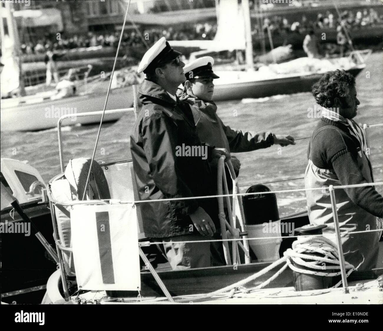 Agosto 08, 1973 - Duca di Edimburgo e il principe Andréj Yachting a Cowes: il Duca di Edimburgo e il principe Andréj era a bordo della barca in prestito Yeoman XIX a Cowes oggi a competere in Britannia Cup. La foto mostra entrambi indossano cappucci di picco, il Duca di Edimburgo e il principe Andréj sono illustrati a bordo Yeoman XIX nel Solent oggi. Foto Stock