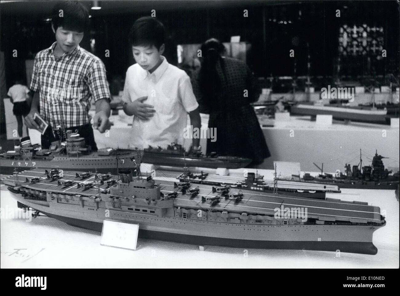 Agosto 08, 1973 - Modelli di navi del mondo esposto a Yokohama: reso splendidamente modelli di navi di ogni descrizione di antico e di moderno-sono stati assemblati per il mondo Modello di nave mostra tenutasi a Yokohama, Giappone del porto principale. I modelli di navi variava da remava Viking galee, alle moderne portaerei. Un modello di Nelson's ''La vittoria'' è stato tra i primi vincitori del premio. Foto Stock