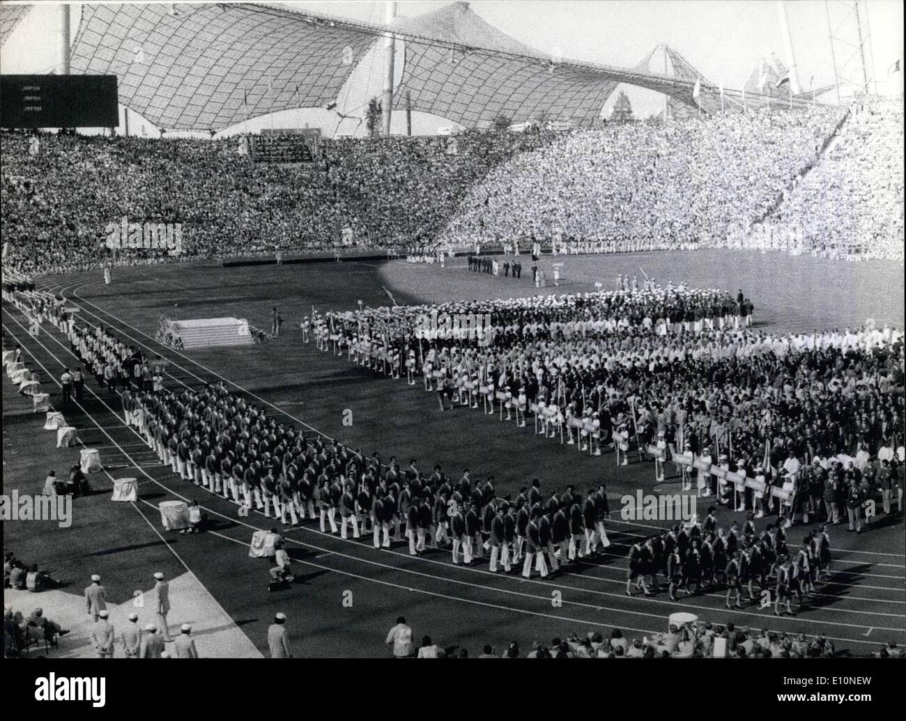Agosto 08, 1973 - Un anno fa, XX Olimpiadi estive sono state aperte. Un sacco di sole : accompagnato la cerimonia di apertura dei giochi, quando i giovani di tutto il mondo hanno marciato nel più grande stadio, attraversato da una daringly costruito sul tetto della tenda. più di 80,.000 persone guardano i giochi live e molti altri milioni di persone in tutto il mondo ha visto le foto sul televisore. Purtroppo il ''allegro giochi'' sono stati rivolti alla tragedia da un gruppo di terroristi arabi che hanno attaccato il team israeliano, uccidendo 11 dei suoi membri e loro pullman Foto Stock