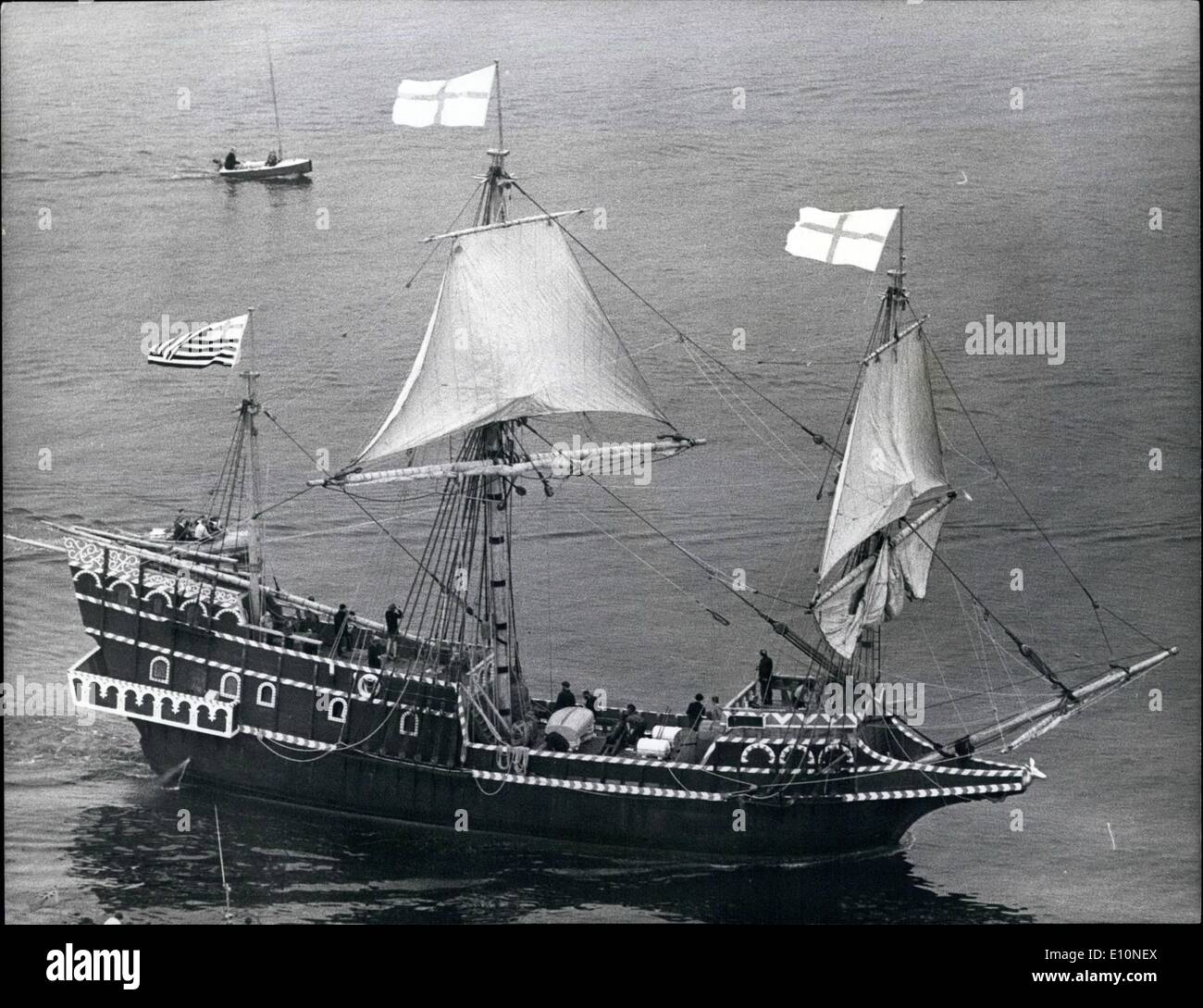 Agosto 08, 1973 - Golden Hind Replica dispone di prove in mare.: ? 250.000 copia di Sir Francis Drake Golden Hind, in parte dotate di equipaggio da uomini di Devon, foto di ieri di veleggiare in Bideford Bay di ieri per prove in mare off Milford Haven. Foto Stock