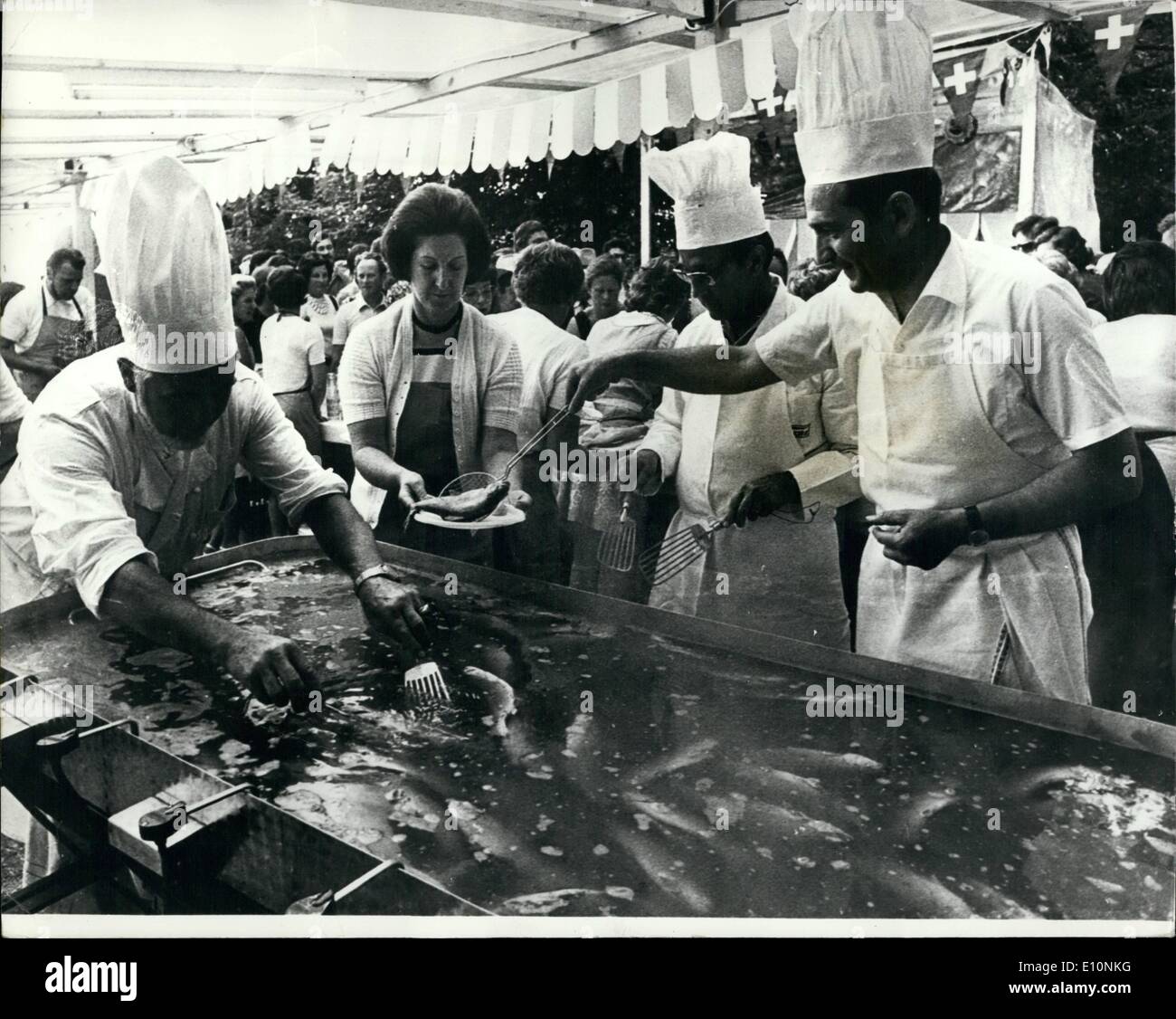 Lug. 07, 1973 - Il più grande pesce-padella nel mondo.: Il villaggio svizzero di Pfaffikon ha celebrato il suo ''Sagra della Trota" recentemente - perché è la sola comunità svizzera con il proprio allevamento di trote. Per l'occasione il più grande pesce-padella in tutto il mondo è stato costruito - in cui 250 trota blu sono stati in grado di essere cucinato. Foto Stock