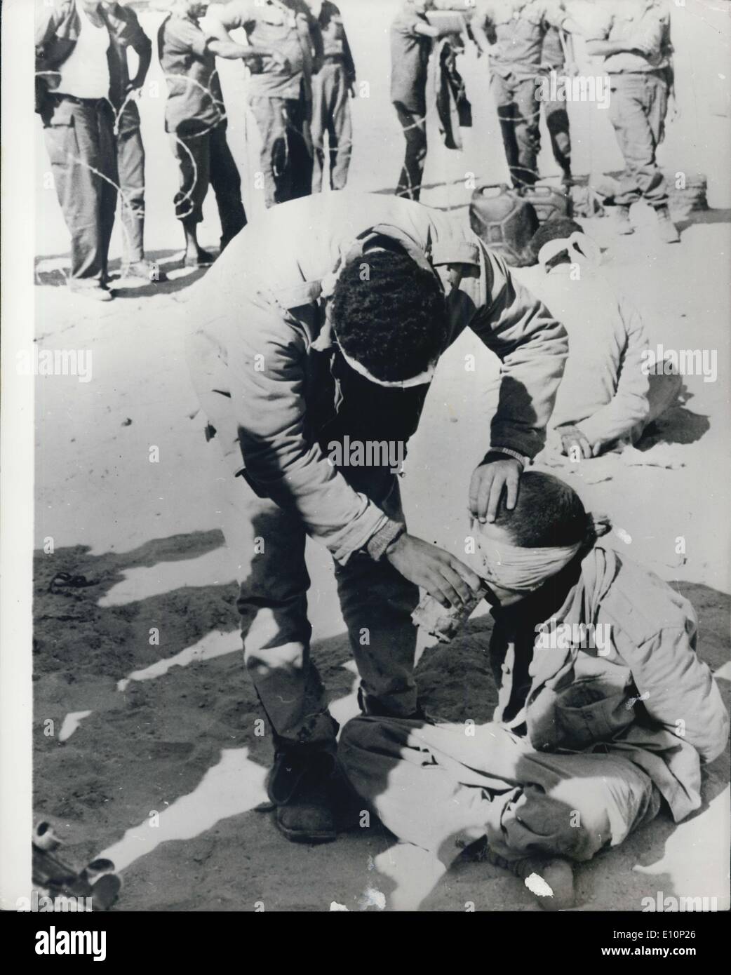 Nov. 02, 1973 - Il Medio Oriente la guerra. La foto mostra un prigioniero egiziano al lato ovest del canale di Suez, dà una bevanda di acqua a un compagno. Foto Stock