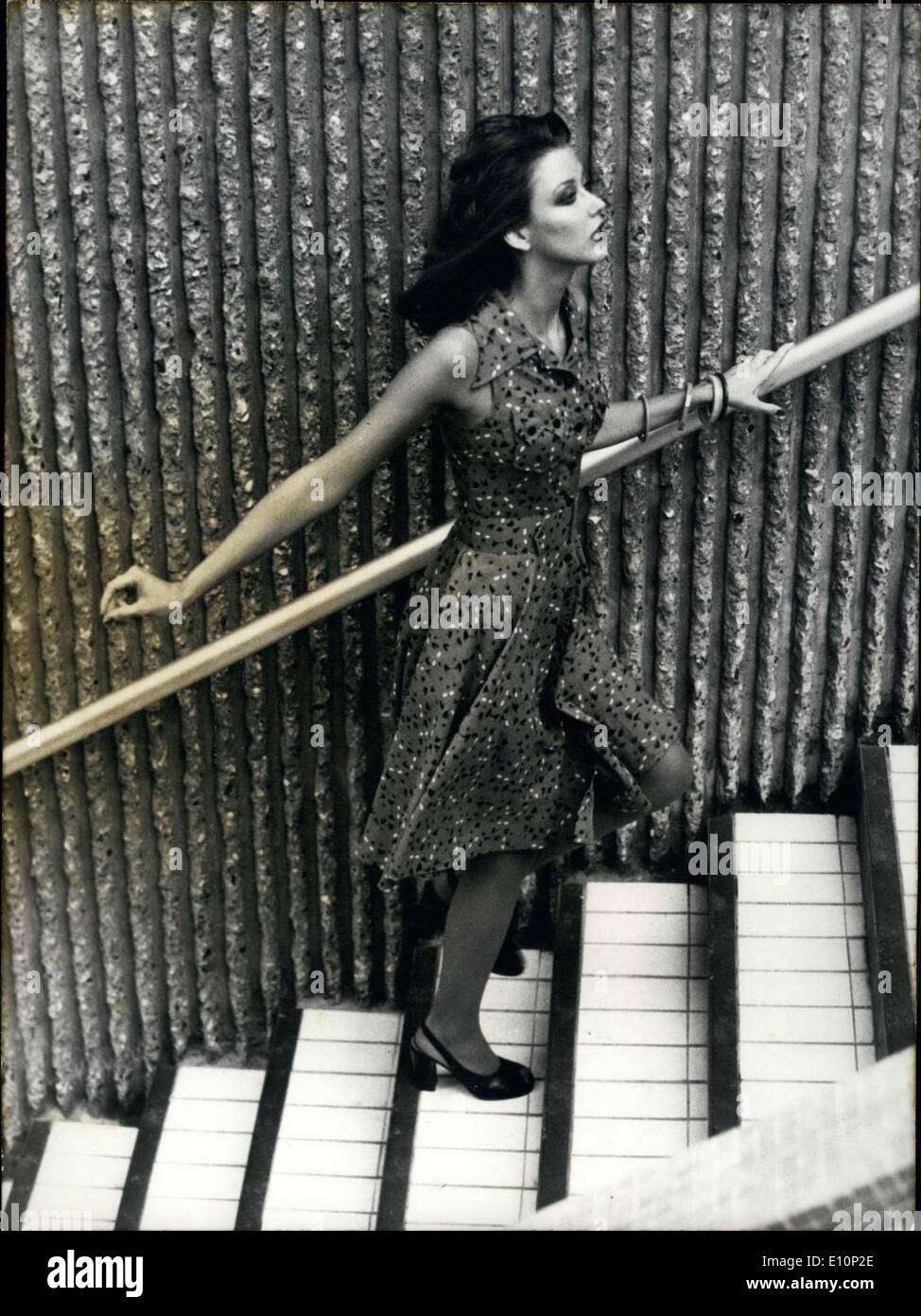 Nov. 06, 1973 - Qui è una camicia senza maniche abito in cognac di cotone stampato con un pattern chiamato ''Cat capi'', che è stato progettato da Arlette Nastat per la sua 1974 pronto a indossare la raccolta. Vi è una grande cintura in vita realizzata con lo stesso tessuto. La gonna è svasata. Foto Stock