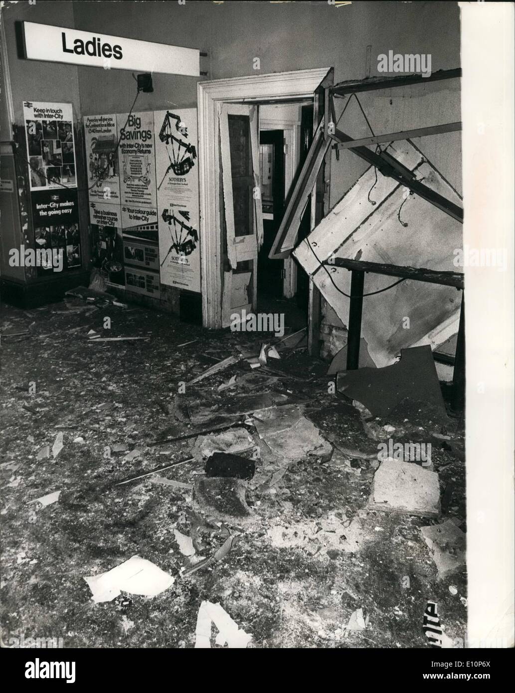 Sett. 09, 1973 - esplosione di bomba alla stazione di King Cross. Ci sono state delle esplosioni di bombe a due di Londra principale stazioni ferroviarie di King''s Cross e Euston. Keystone Mostra fotografica di:- La scena che mostra i danni alla stazione di King Cross dopo l esplosione. Foto Stock