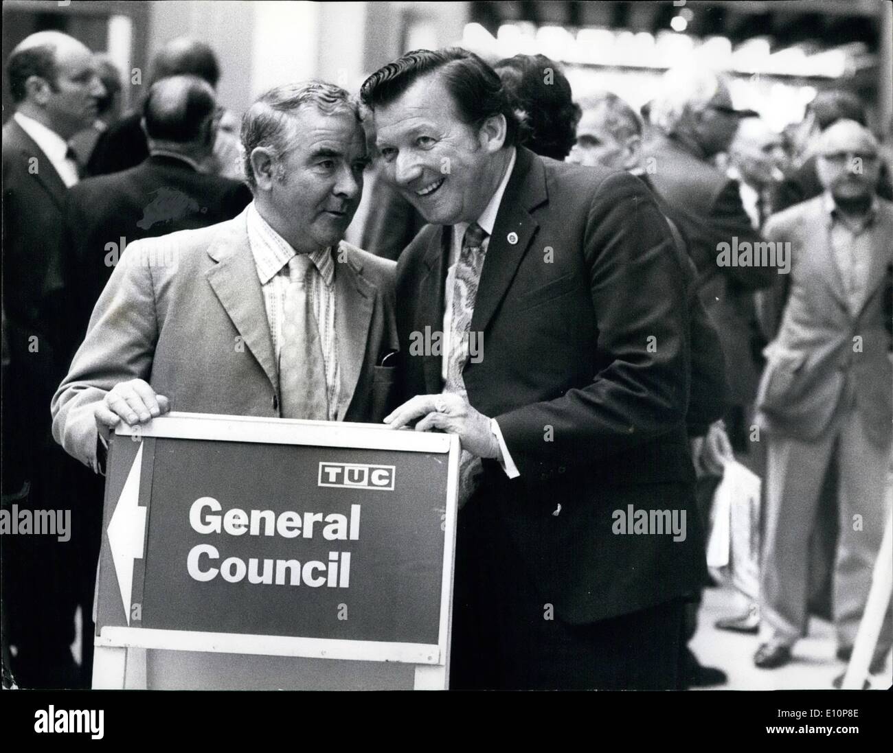 Sett. 09, 1973 - Trades Union Congress a Blackpool. La foto mostra: un segno opportuno in Blackpool ieri, dove i sindacati Congresso si svolge, per il sig. JOE GORMLEY (sinistra) Presidente dell Unione Nazionale dei minatori, e il sig. RAY BUCKTON, segretario generale della società associata di locomotiva ingegneri e vigili del fuoco, a seguito della loro elezione al TUC''s politica - rendendo il consiglio generale. Foto Stock