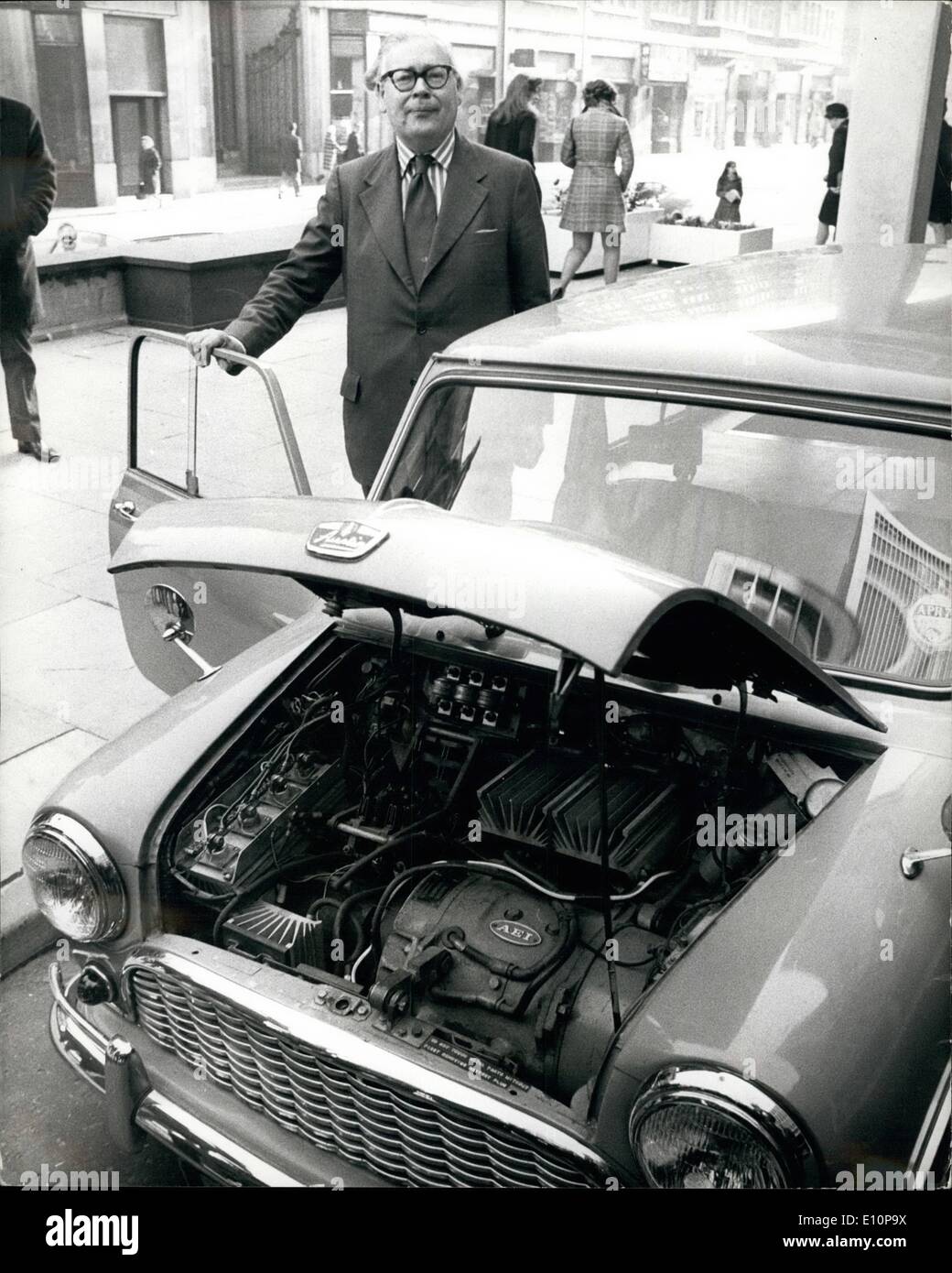 Nov. 11, 1973 - Geoffrey Rippon prova sperimentale di Mini-Traveller elettrico per un viaggio a Downing Street: Geoffrey Rippon, Segretario di Stato per l'ambiente, oggi ha preso in consegna dal consiglio di elettricità di un impianto sperimentale di Mini-Traveller elettrico di mezzi alternativi di trasporto. La vettura è alimentata a batterie e non a 25 miglia dopo una ricarica di 4 ore. Esso ha una velocità massima di 40 mph La vettura è stata la quaresima al sig. Rippon durante la presente crisi benzina e oggi usato l'auto a partecipare a una riunione del gabinetto al n. 10 Downing Street Foto Stock