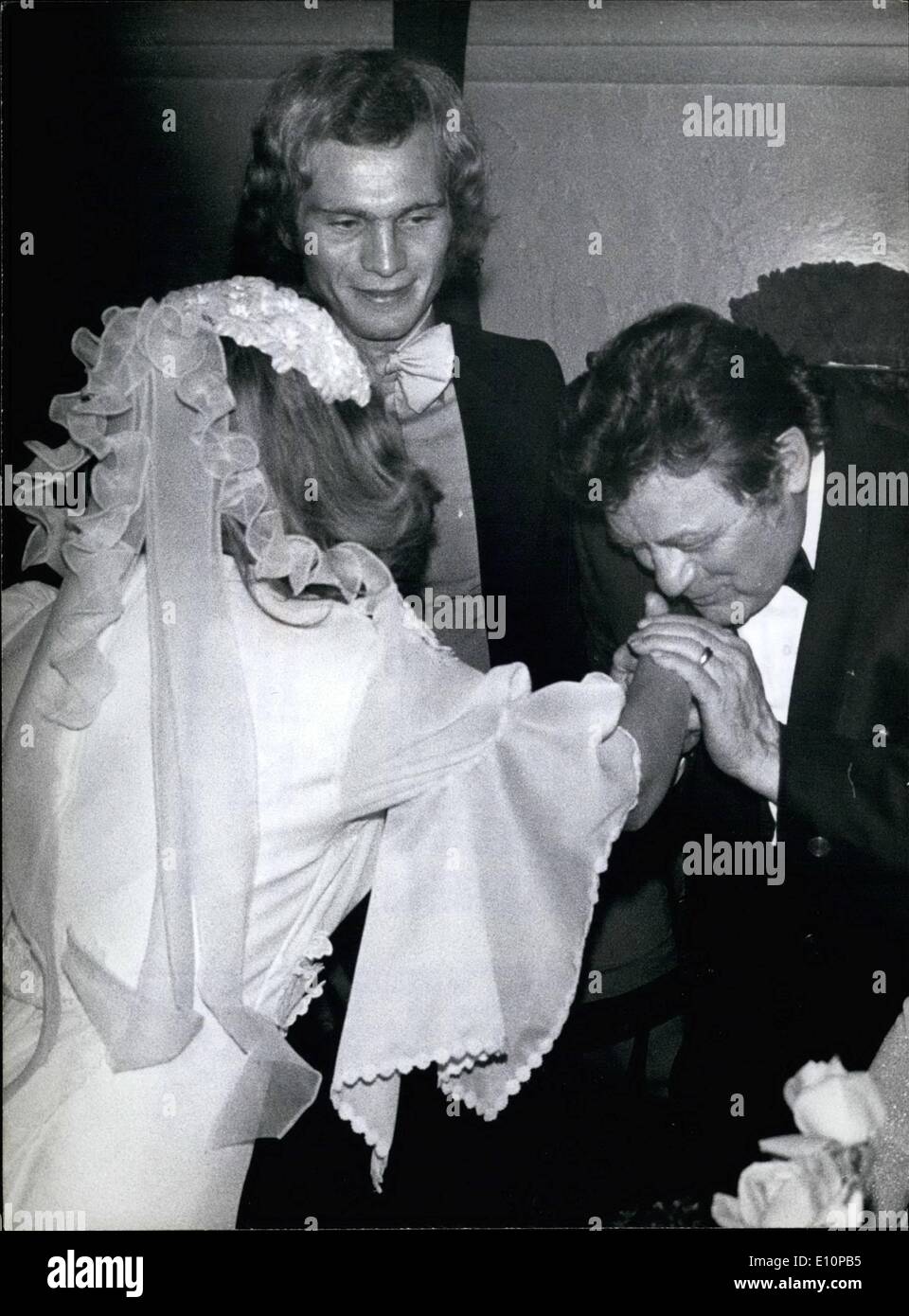 Nov. 11, 1973 - Le nozze cattoliche di alto tedesco di star del calcio Uli Hoeness e la sua bella sposa Miss Susi Martin: la cerimonia civile presso l'ufficio di stato civile è stata effettuata a metà giugno scorso già, tuttavia gli impegni professionali del successo del giocatore di calcio membro del FC Bayern e anche in Germania la nazionale di calcio sono stati responsabili per il ripetuto rinvio di questa cerimonia fino ad ora e finalmente il Nov 20 1973 altamente favorita potrebbe schiacciare a sua volta riempito la tabella il matrimonio cattolico, troppo. il giovane si era sposato nella pittoresca e la chiesa barocca di Rottach Egern Foto Stock