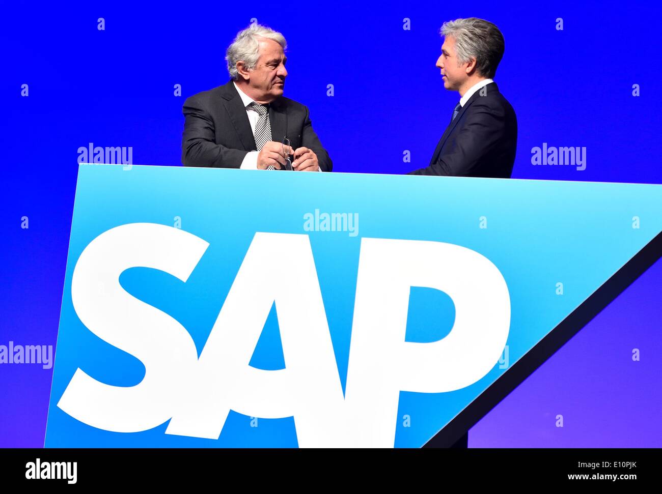 SAP presidente del consiglio di sorveglianza Hasso Plattner (L) ed il portavoce del consiglio di amministrazione di Bill McDermott sostare dietro il logo della società prima della riunione generale del tedesco il gigante del software SAP a Walldorf, Germania, 21 maggio 2014. Foto: UWE ANSPACH/dpa Foto Stock