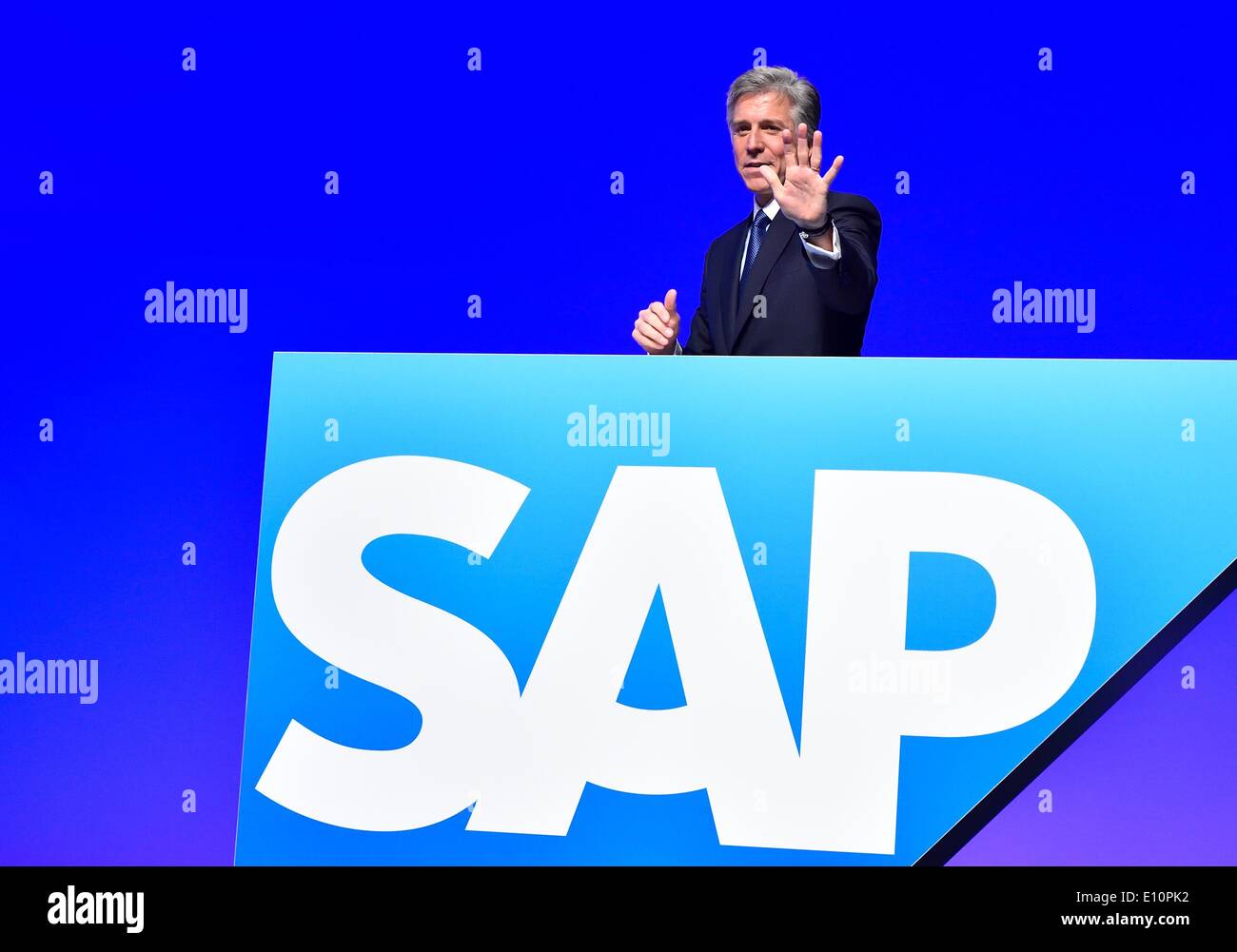 SAP in qualità di portavoce del consiglio di amministrazione di Bill McDermott sta dietro il logo della società prima della riunione generale del tedesco il gigante del software SAP in Mannheim, Germania, 21 maggio 2014. Foto: UWE ANSPACH/dpa Foto Stock