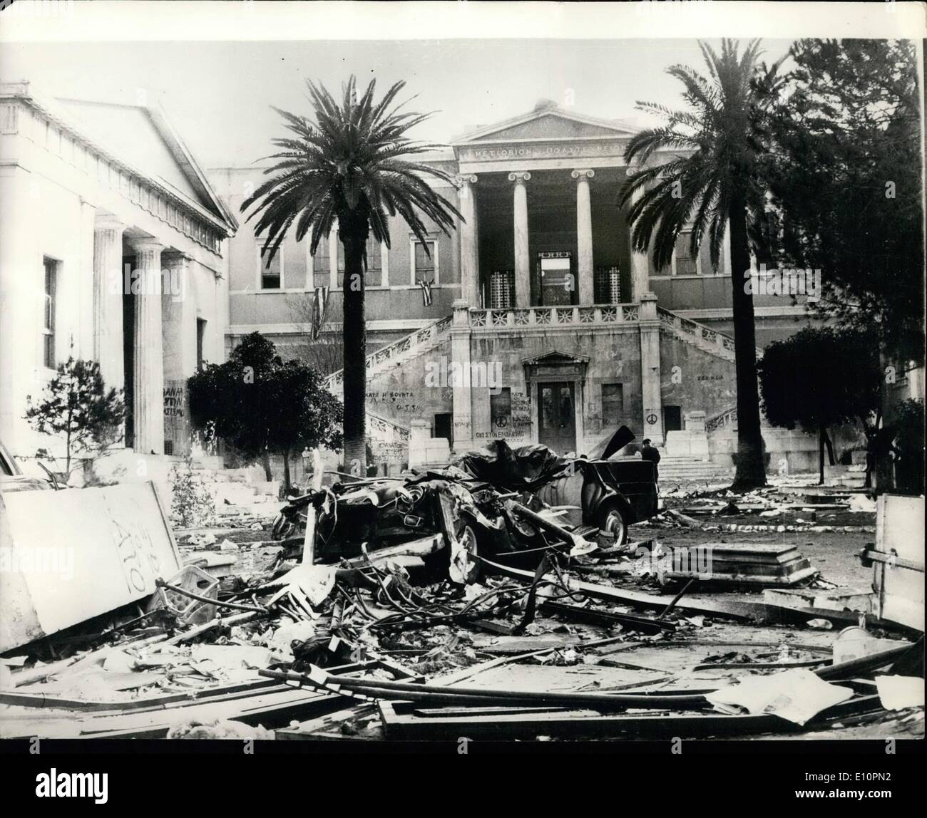 Nov. 11, 1973 - nove morti in scontri di Atene.: nove persone sono morte nei recenti disordini che spazzata di Atene. Esecuzione di battaglie di strada ha avuto luogo tra le truppe e gli studenti che stanno protestando circa la regola dei colonnelli greci. La foto mostra il bruciato auto. mobili, etc in piazza al di fuori del Politecnico di Atene, dopo una notte di disordini. Foto Stock