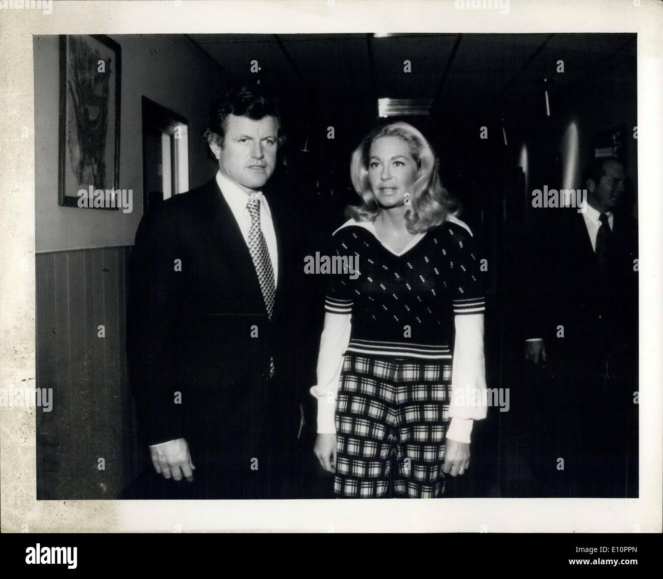 Nov. 17, 1973 - Il senatore e la Sig.ra Edward Kennedy presso la Georgetown University Hospital dove il loro figlio Ted J. è stata amputata lo stesso giorno di lasciare l'ospedale. Foto Stock