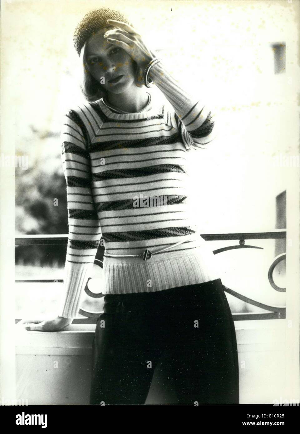 Dic. 11, 1973 - Questo elegante colore bianco, nero e beige maglione a strisce e impreziosita da un nastro d'argento e indossato su pantaloni neri sarà grande per proteggersi dal freddo dell'inverno. Foto Stock