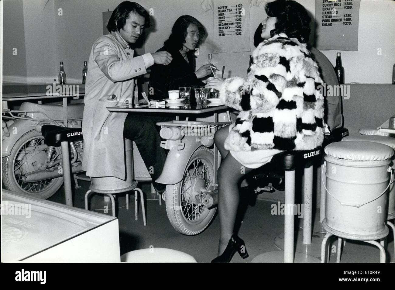 Il 12 Dic. 1973 - Tokyo snack bar utilizza come posta indesiderata mobili; come un attrazione, uno snack bar nel popoloso quartiere di Shinjukum Tokyo ha utilizzato come posta indesiderata con un decor, tavoli sono supportati da allegramente colorato di motocicli e di alcune delle sedi sono motociclo, selle o bidoni della spazzatura con una parte superiore imbottita. Foto Stock