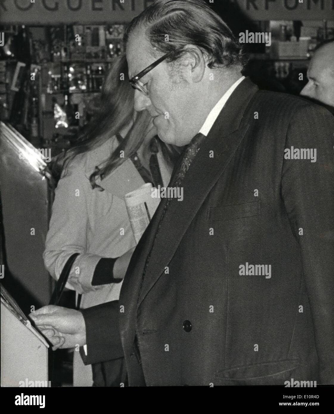 Il 12 Dic. 1973 - ''Ho visto Maudling bevuto'' - Poulson la presunta dichiarazione: accusato architetto John Paulson ha trovato casa ex Segretario Reginald Maudling ''nei suoi shirtsleeves e bevuto'' un pomeriggio quando lui è andato a vedere lui, un tribunale è stato detto ieri, questo era in un momento in cui il sig. Maudling è stata associata con una società - Fondo Immobiliare di America che, secondo Poulson, il sig. Maudling sperava di fare di lui ''net un milionario ma un miliardario Foto Stock