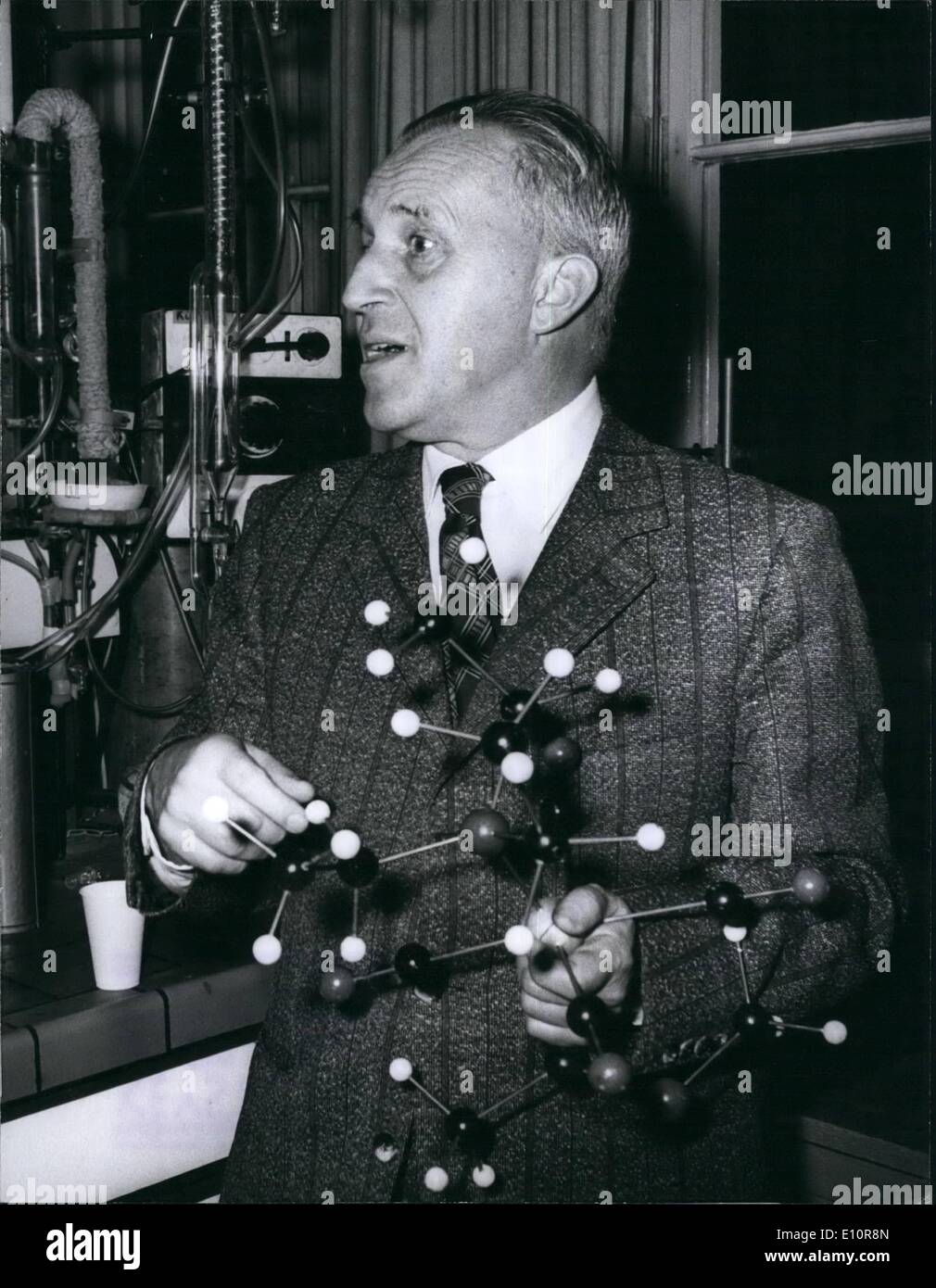 Ottobre 10, 1973 - Premio Nobel per la chimica concessi a British e il professore tedesco per giorno: quest'anno i Premi Nobel per la chimica sono British prof. Georffrey Wilkiason, 52, che è l'insegnamento presso l'Università di Londra e il suo collega tedesco, il prof. Ernst Otto Fischer, 55, Dipartimento di Chimica organica alla Technische Unitersitat Monaco di Baviera. Entrambi gli scienziati hanno lavorato nel campo del metallo-chimica organica. Il Professor Wilkinson scoperto un certo homogene catalizzatore. Quello trovato in rodio è stato chiamato dopo di lui Foto Stock