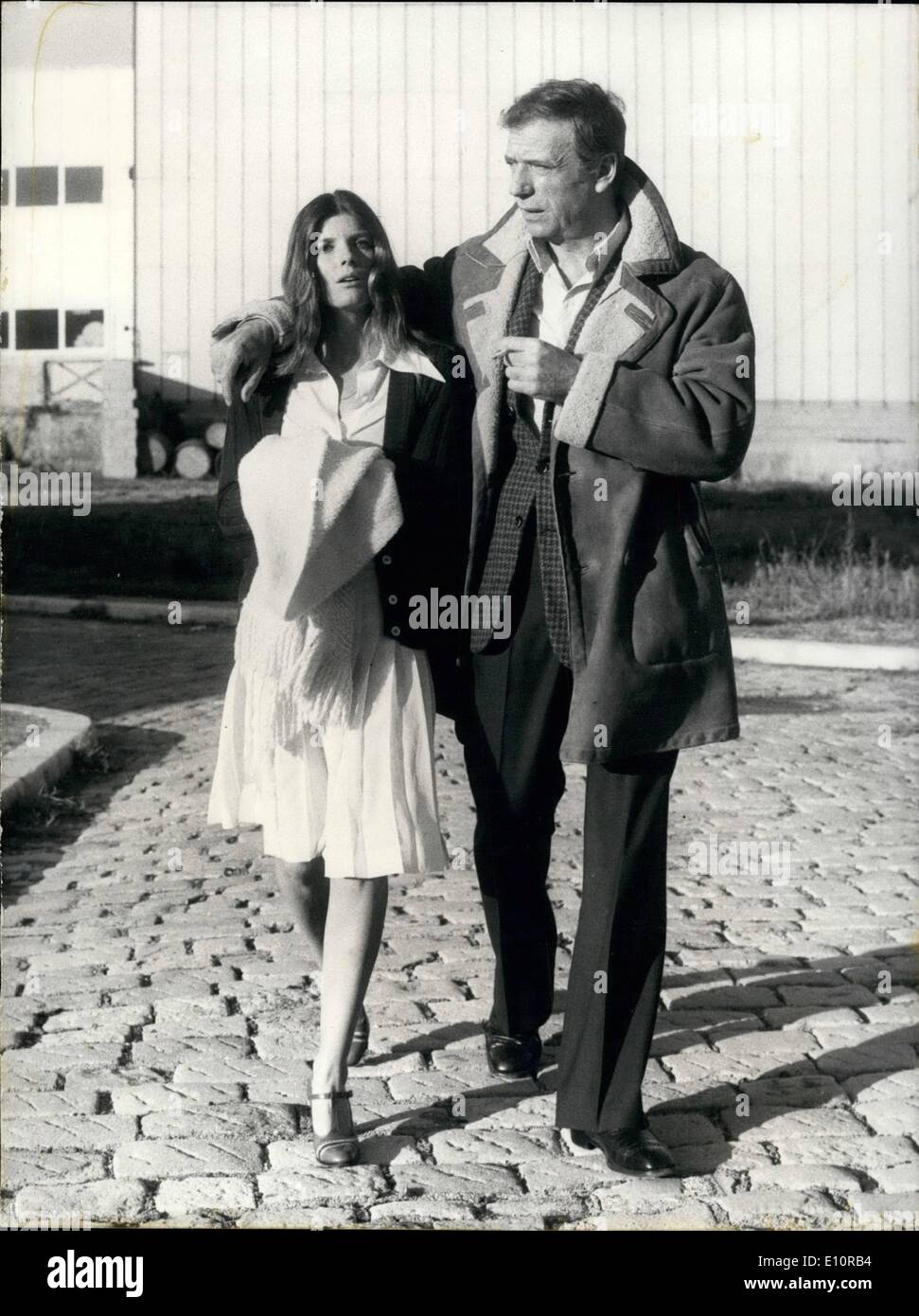 Il 12 Dic. 1973 - Philippe Labro presenta il suo nuovo film ''Le Hasard et la violenza", interpretato da Yves Montand e Catherine Ross, prodotta da Jacques Eric Strauss e filmato sulla Riviera Francese. Rita Naya, ''Folies Cheries'' di prove, Folies Bergeres Stage Foto Stock