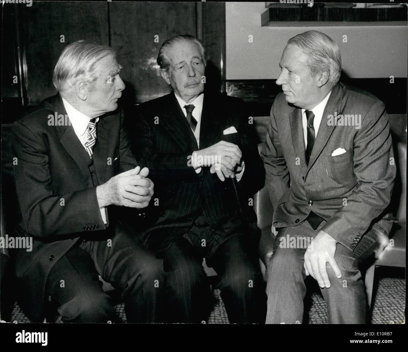 Il 12 Dic. 1973 - Winston Churchill Centenario Edition Pranzo: tutti British Primi Ministri di questo secolo o i loro discendenti dei loro parenti stretti Ã¢â'¬â€oeattualmente frequentato il Sir Winston Churchill Centenario Edition pranzo dato dalla biblioteca della storia imperiale al Savoy Hotel oggi. L'occasione segna la pubblicazione da parte della funzione LIH del mondo-esclusiva edizione limitata della completa raccolti workds letteraria di Churchill. A pranzo, il Primo Ministro, il sig. Heath, presentato la baronessa Spencer-Churchill con il primo volume di questa edizione unica. La foto mostra il Signor Foto Stock