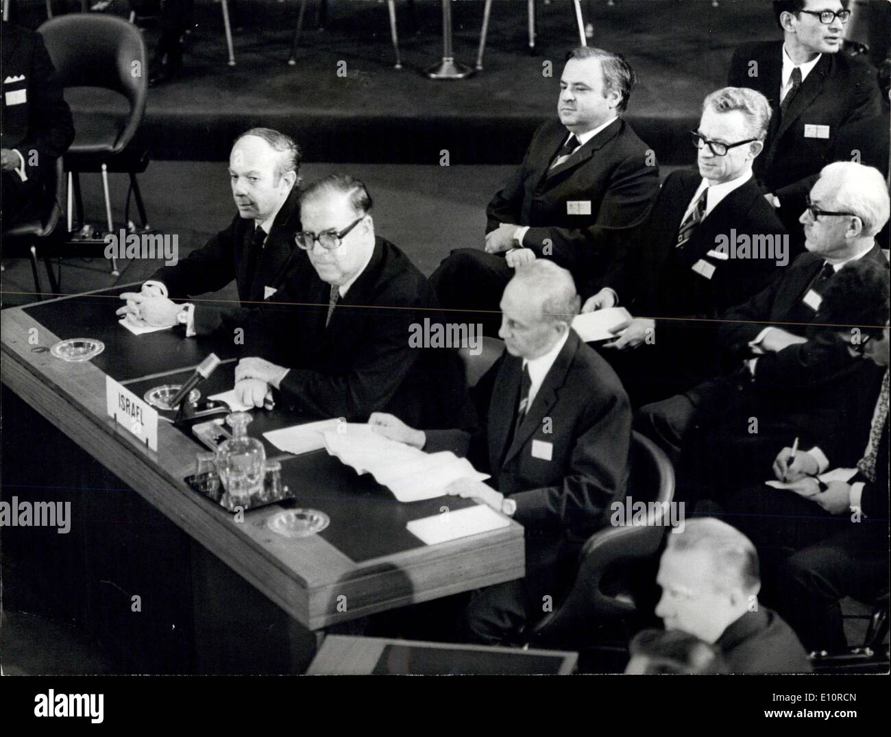 21 dicembre 1973 - Medio Oriente conferenza di pace a Ginevra ? Il Medio Oriente conferenza della pace si è aperto oggi a Ginevra. La foto mostra: il sig. Abba Eban secondo da sinistra, l'Israele il Ministro degli Esteri, raffigurato all oggi?s conferenza. H/Keystone Foto Stock