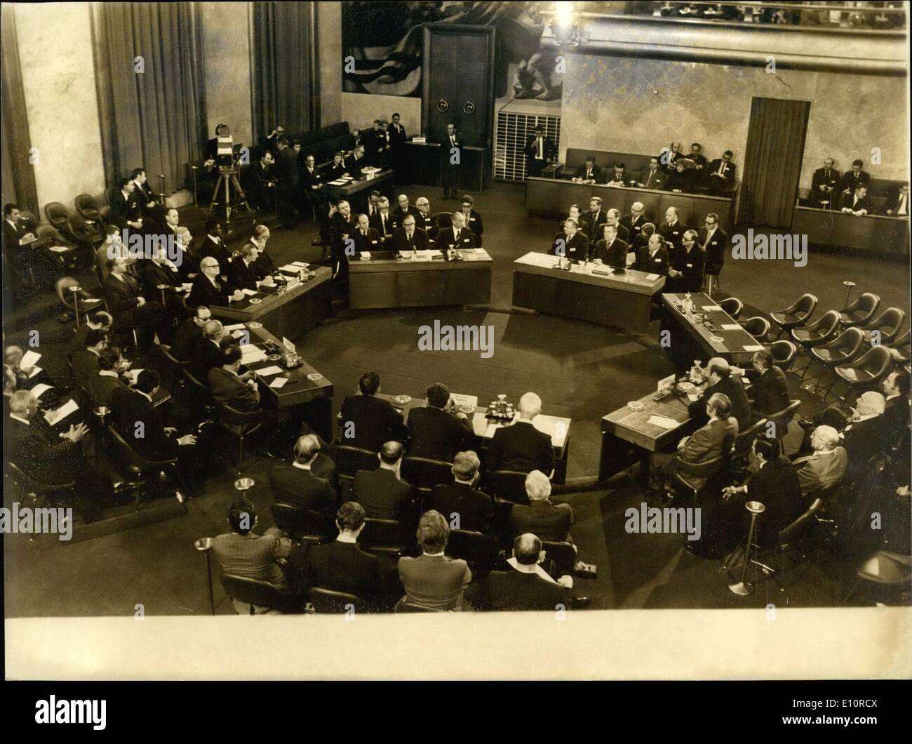 21 dicembre 1973 - La Conferenza di Pace organizzata sotto l egida dell Onu si apre presso il Palazzo delle Nazioni di Ginevra sotto la presidenza di Kurt Waldheim, segretario generale delle Nazioni Unite, con la partecipazione di Israele, Giordania ed Egitto. Foto Stock