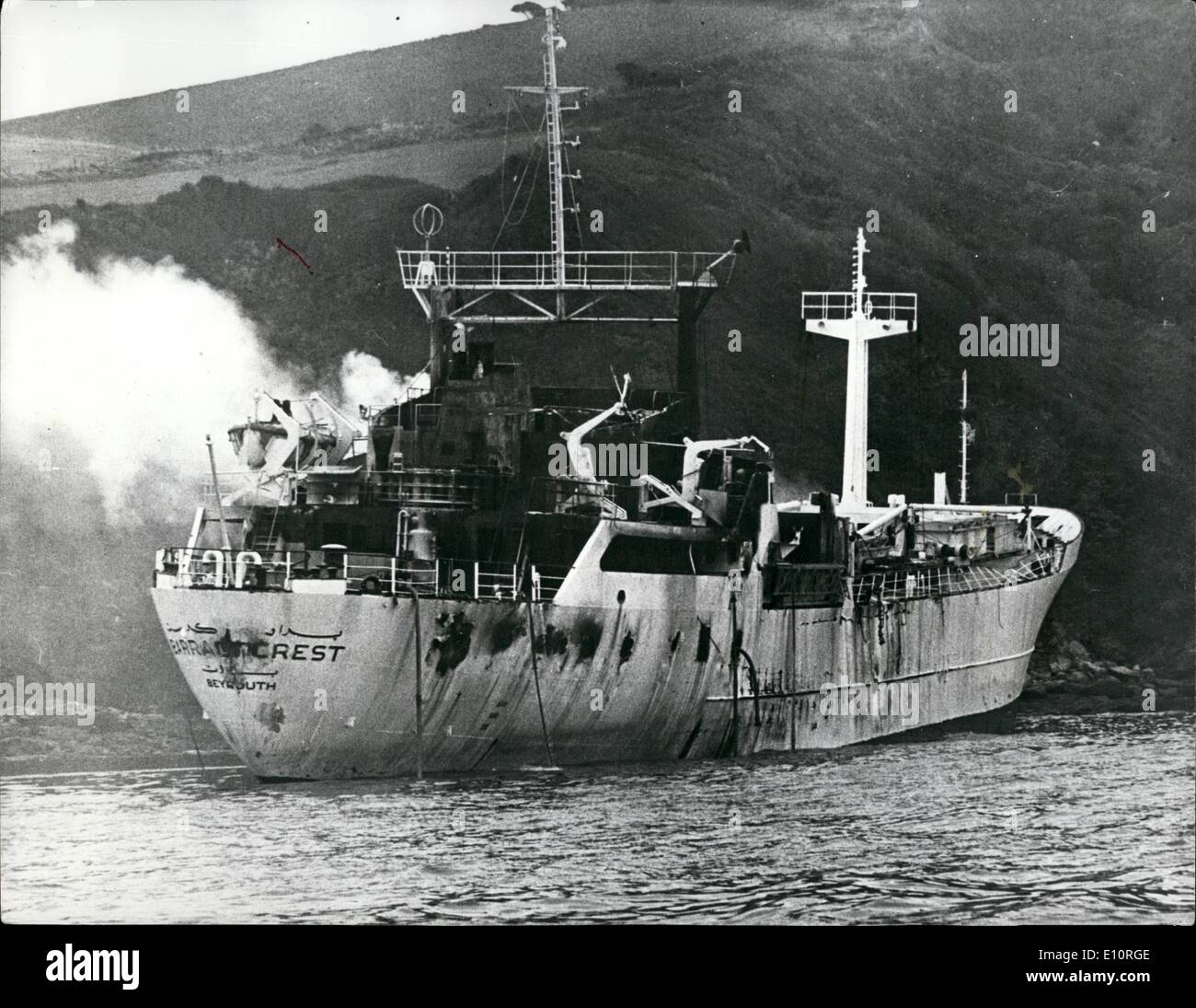 Ottobre 10, 1973 - libanese nave cargo prende fuoco dopo un'esplosione a bordo: i libanesi nave cargo, Barrad Crest, 1,528 tonnellate Foto Stock