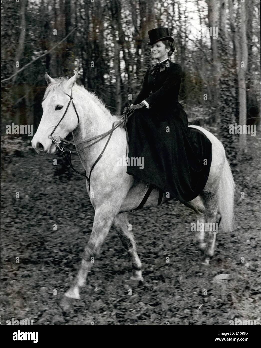 Gen 01, 1974 - Lee Remick nella storia di Jennie: Lee Remick, raffigurato durante la ripresa della televisione del Tamigi la produzione di ''Jennie, Lady Randolph Churchill ", nella quale ella potrà agire il ruolo di titolo come Sir Winston Churchill della ion una serie di sette uno-ora gioca per essere vagliata entro la fine di quest'anno. Tra le località sono il Palazzo di Blenheim e l'Isola di Wight. dove signore Randolph Churchill proposto ra Jennie Jerome durante un Victorian Cowes Week. Foto Stock