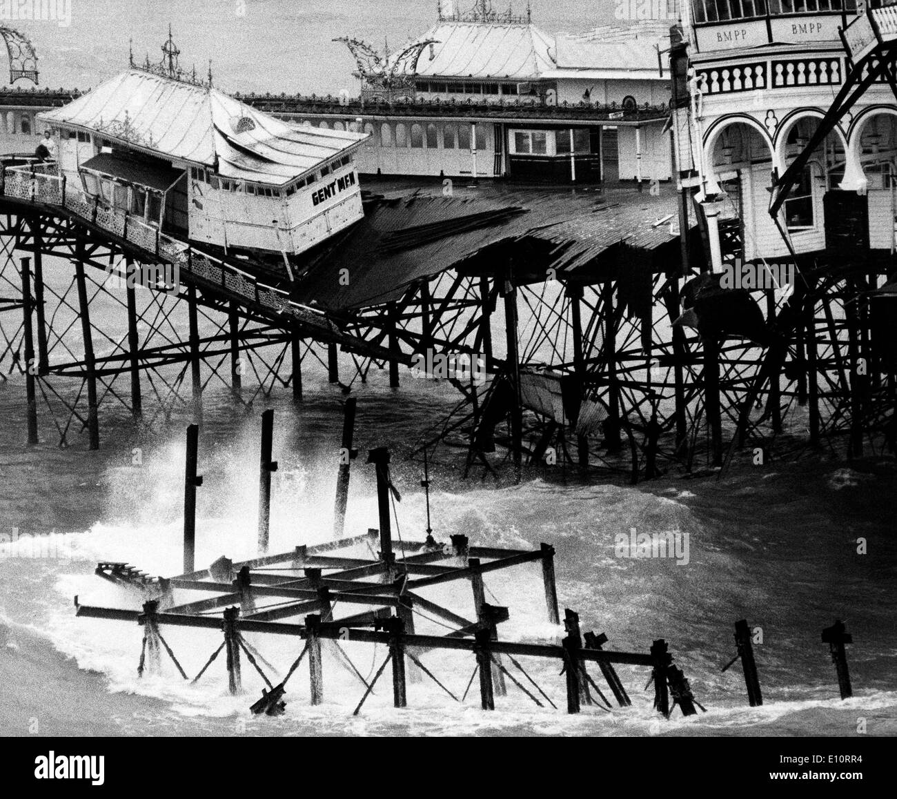 Parte del famoso Molo di Brighton si è schiantato in mare dopo essere stato colpito da una chiatta che aveva rotto sciolto dall'ormeggio. Foto Stock