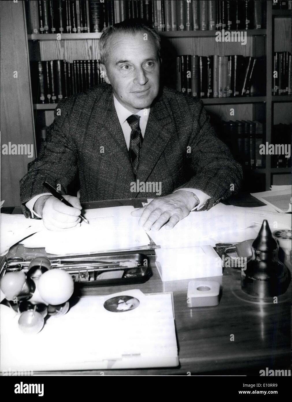 Ottobre 23, 1973 - Premio Nobel per la chimica concessi a British e il professore tedesco per giorno: quest'anno i Premi Nobel per la chimica sono British prof. Geoffrey Wilkinson, 52, di insegnamento all università di Londra e il suo collega tedesco, il prof. Ernst Otto Fischer, 55, Dipartimento di Chimica organica alla Technische Universitat di Monaco di Baviera. Entrambi scienziato hanno lavorato nel settore metallico di chimica organica. Il Professor Wilkinson scoperto un certo home-gene catalizzatore. Quello trovato in rodio è stato chiamato dopo di lui Foto Stock