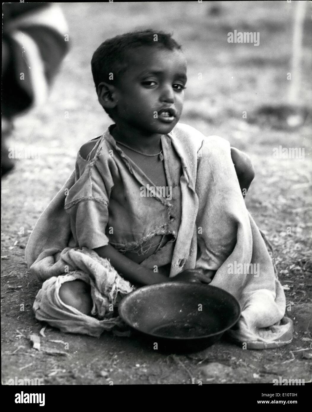 Gen 01, 1974 - Etiopia - L anno della siccità; un ragazzo affamato attende pazientemente per i pochi etti di grano significa che egli è più fortunata di più. Foto Stock Gen 01, 1974 - Etiopia - L anno della siccità; un ragazzo affamato attende pazientemente per i pochi etti di grano significa che egli è più fortunata di più. Foto Stock