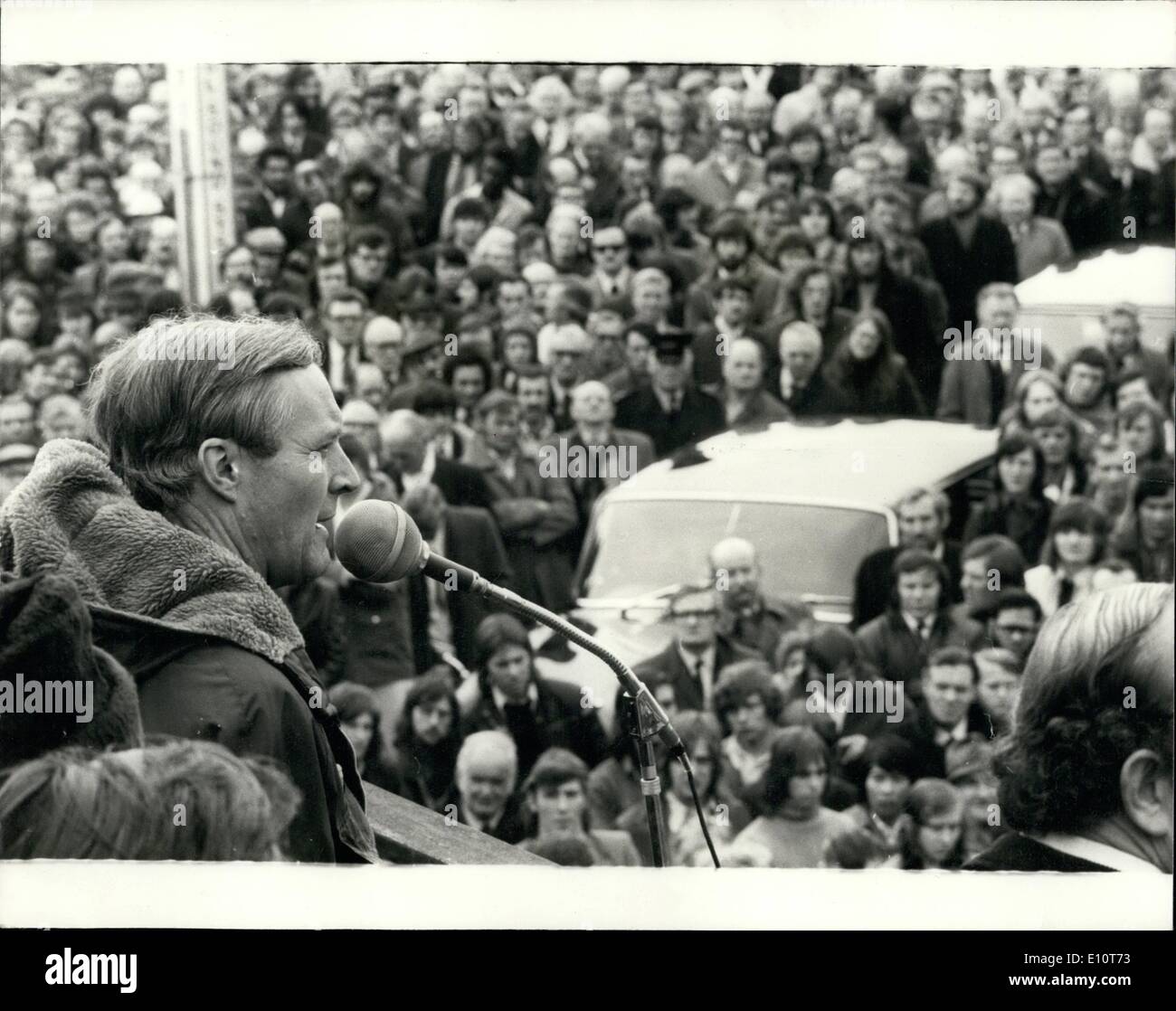 Mar 03, 1974 - Wedgwood Benn incantesimi i fatti e le cifre per il Concorde dei lavoratori di Bristol. Il sig. Anthony Wedgwood Benn, segretario di Stato per l'industria, che di recente ha rivelato che il Concorde ha costato i contribuenti britannici $ 400 milioni finora, oggi ha avuto colloqui con il Concorde di lavoratori presso la Rolls Royce impianto e la British Aircraft Corporation lavora nei pressi di Filton, Bristol. La foto mostra il sig. Wedgwood Benn visto come egli ha affrontato un incontro di massa del Concorde dei lavoratori dalla Rolls Royce impianto e il B.A.C. lavora sul campo di aviazione a Filton, Bristol, oggi. Foto Stock