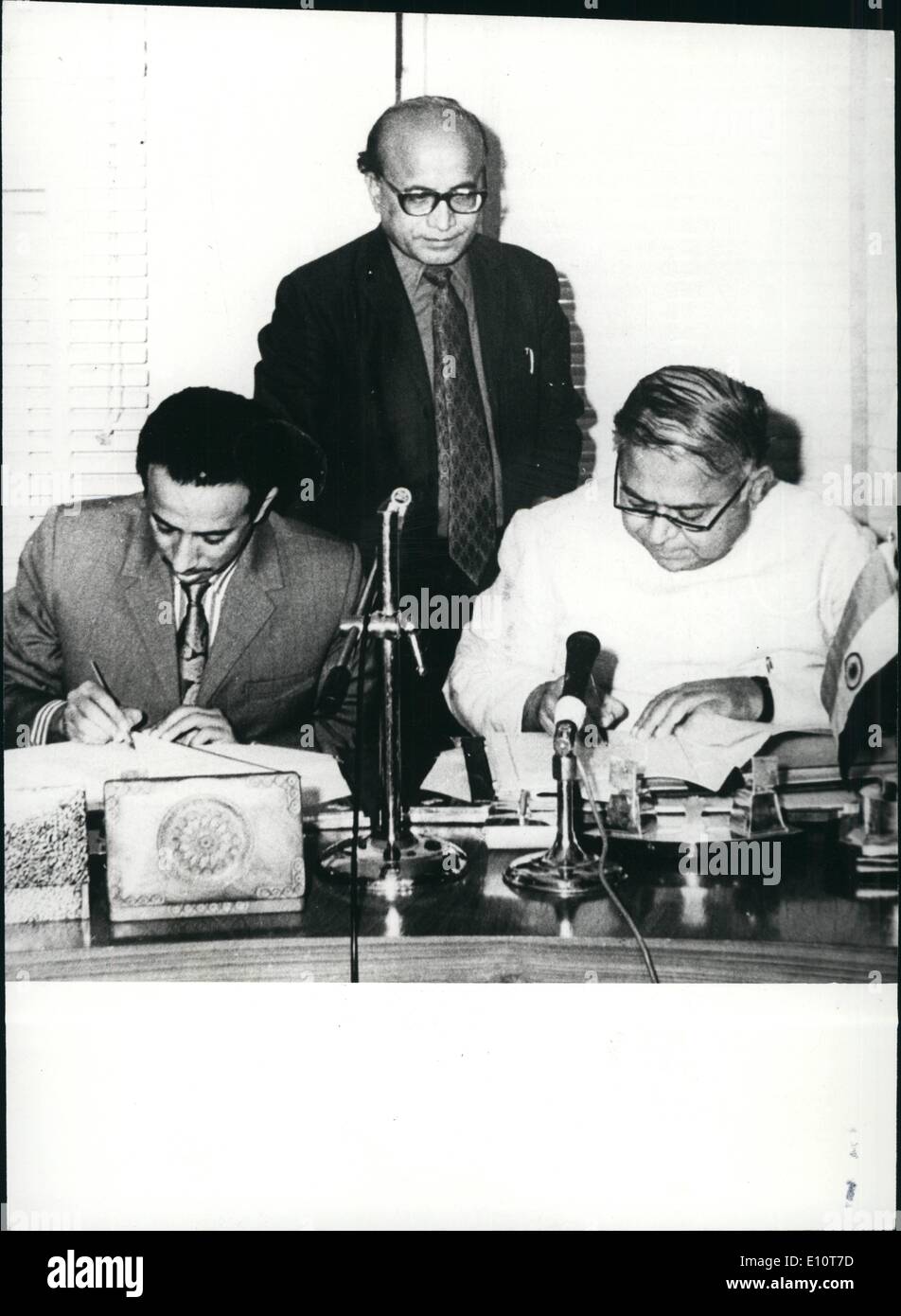 Mar 03, 1974 - prof. S. Nural Hasan, Ministro dell'istruzione del benessere sociale e di cultura, il governo dell'India e da S.E. Il sig. Hohammed Sal eh Mutie, Ministro per gli Affari esteri dei popoli della Repubblica democratica di Yeman (sinistra) firmato a New Delhi a Marzo 17th, 1974 un accordo culturale tra i due paesi. Foto Stock