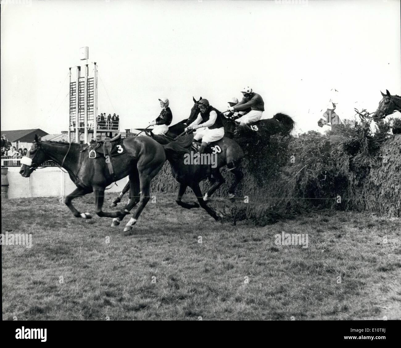 03 marzo 1974 - ''Red Rum'' vince oggi il suo secondo Gran Nazionale successivo ad Aintree: ''Red Rum'', guidato dal fantino Brian Fletcher, oggi ha vinto il Gran Nazionale per il secondo anno consecutivo. Divenne il primo cavallo a completare la doppia in 38 anni. Foto mostra: Il cavallo senza tridoli Argent (No.3) conduce Charles Dickens (No.30) e Sunny Lad (No 13) sopra la recinzione della sedia sul primo circuito. Sullo sfondo si vede Red Rum, che ha vinto il Grand National per il secondo anno di successfu. Foto Stock