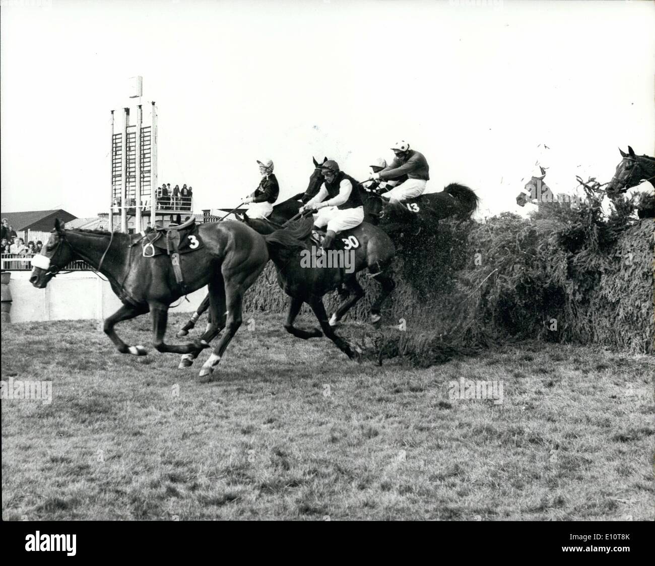 Mar 03, 1974 - ''Red Rum' vince la sua seconda e successiva Grand National a Eglinton oggi: ''Red Rum'', cavalcato da fantino Brian Fletcher, oggi ha vinto il Grand National per il secondo anno consecutivo di oggi. Egli divenne il primo cavallo per completare il doppio in 38 anni. La foto mostra il cavallo riderless Argent (No.3) Porta Charles Dickens (no.30) e Sunny Lad (no.13) oltre la sedia recinto sul primo circuito. Sullo sfondo si vede Red Rum, che ha vinto il Grand National per il secondo anno di successo. Foto Stock