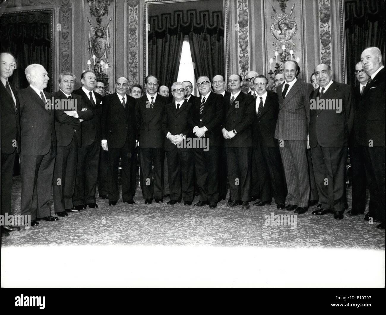 03 marzo 1974 - la nuova corte di coalizione di centro-sinistra formata dal Premier Mariano uor taht che si è succeduto come capo del governo italiano del dopoguerra del 36, giura questa mattina davanti al Presidente della Repubblica Giovanni Leone. La foto mostra i ministri e il primo ministro N. Rumos in posa con il presidente Leone. Foto Stock