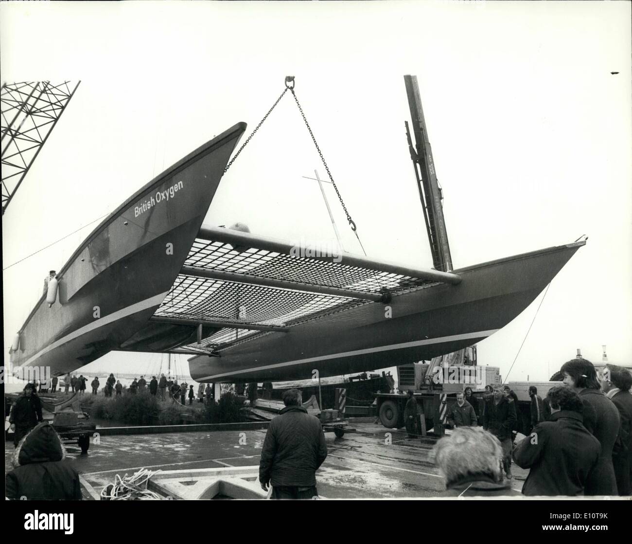 Mar 03, 1974 - più grande del mondo catamarano Racing ha lanciato: il lancio ha avuto luogo oggi a Brightlingsea, Essex, di tutto il mondo più grande catamarano racing, ''Ossigeno britannico". Ella potrà disputare la 1974 Round - Gran Bretagna gara nelle mani di Gerry Boxall e Robin Knox-Johnson, ed è programmato per il 1976 con una mano sola gara transatlantica. Il 70ft complessivamente, 32ft beam craft, è stato progettato da Rod Macalpine-Downie, ed è la prima impresa ad essere sostenuta dalla British sfidanti, associazione di grandi imprese e di persone formate per supportare British International sforzo sportivo Foto Stock