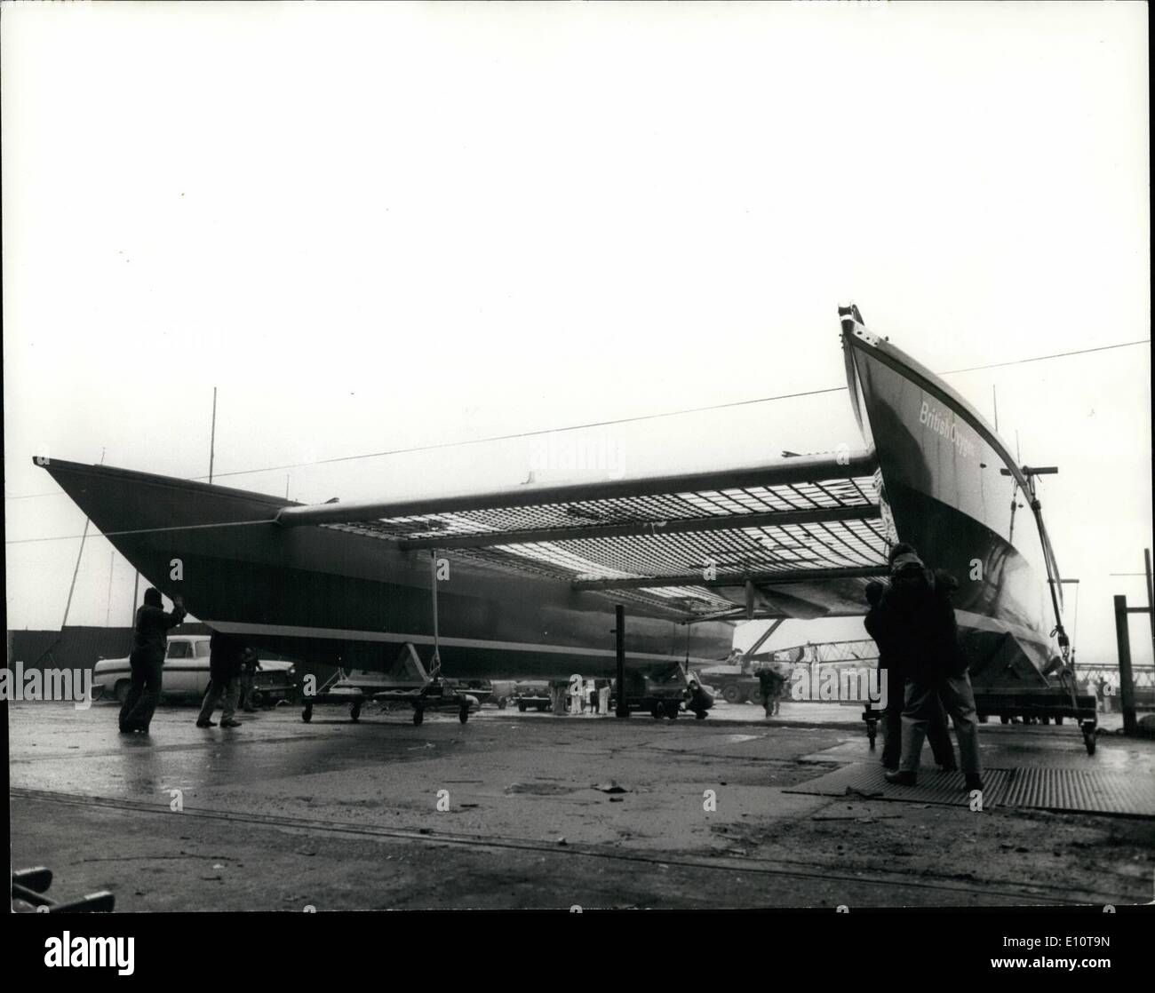 Mar 03, 1974 - più grande del mondo catamarano Racing ha lanciato: il lancio ha avuto luogo oggi a Brightlingsen, Essex, di tutto il mondo più grande catamarano racing ''Ossigeno Britiusgh'' Lei potrà disputare la 1974 Round Britain Race nelle mani di trasportare Boxall e Robin Knox-Johnson, ed è programmato per il 1976 con una mano sola gara transatlantica. 70ft complessivamente, 32ft. fascio, craft ha stato progettato da Rod Macalpine-Dowine, ed è la prima impresa ad essere sostenuta dalla British sfidanti, associazione di grandi imprese e di persone formate per supportare British International sforzo sportivo Foto Stock