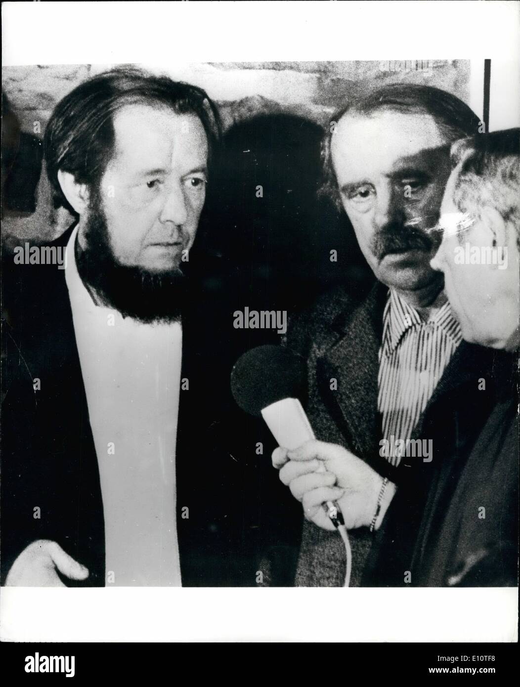 Febbraio 02, 1974 - autore russo esiliato. Alexander Solzhenitsyn, gli espulsi autore russo, era volato a Francoforte ieri e quindi azionati per il fine settimana a casa di Heinrich Boll, West autore tedesco, a Langenbroich, a ovest di Bonn. La foto mostra il barbuto Alexander Solzhenitsyn nella foto con il suo ospite, Heinrich Boll, a Langenbroich, ieri Foto Stock