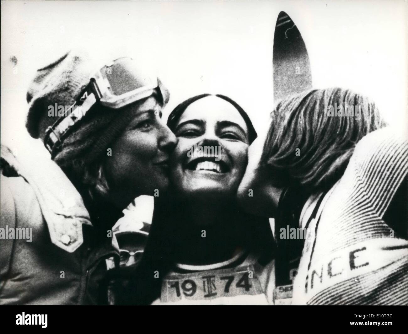 Febbraio 02, 1974 - Fabienne Serrat primo campione del mondo 74: La prima gara di questo anno di alpine campionati del mondo a San Moritz è stato lo slalom gigante per le ragazze. Questo primo titolo è stato vinto dalla francese Fabienne Serrat, secondo il tedesco Traudel Treichel (sinistra) e il terzo un altro ragazza francese, Jacqueline Rouvier (destra) Foto Stock