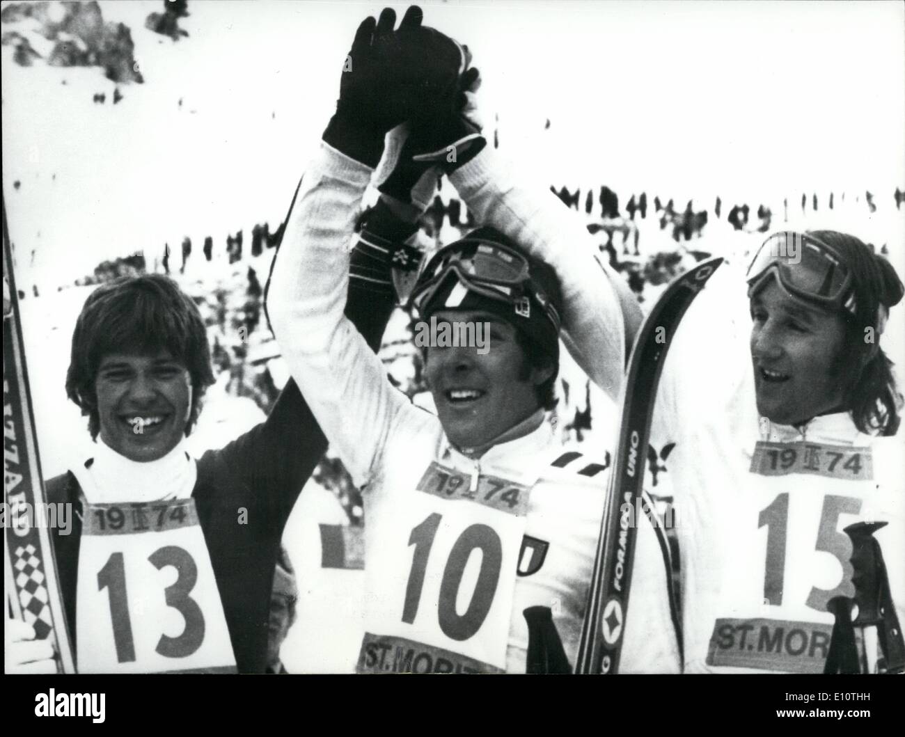 Febbraio 02, 1974 - Campionato Ski-World a San Moritz: Martedì, Italiano Gustav Thoeni già campione olimpico e campione del mondo 1972 a Sapporo, rinnovato il suo trionfo nel concorso di quest'anno a San Moritz vincendo lo slalom gigante. Secondo Austrian Hansi Hinterseer (sinistra), terzo italiano Piero Gros (destra) Foto Stock