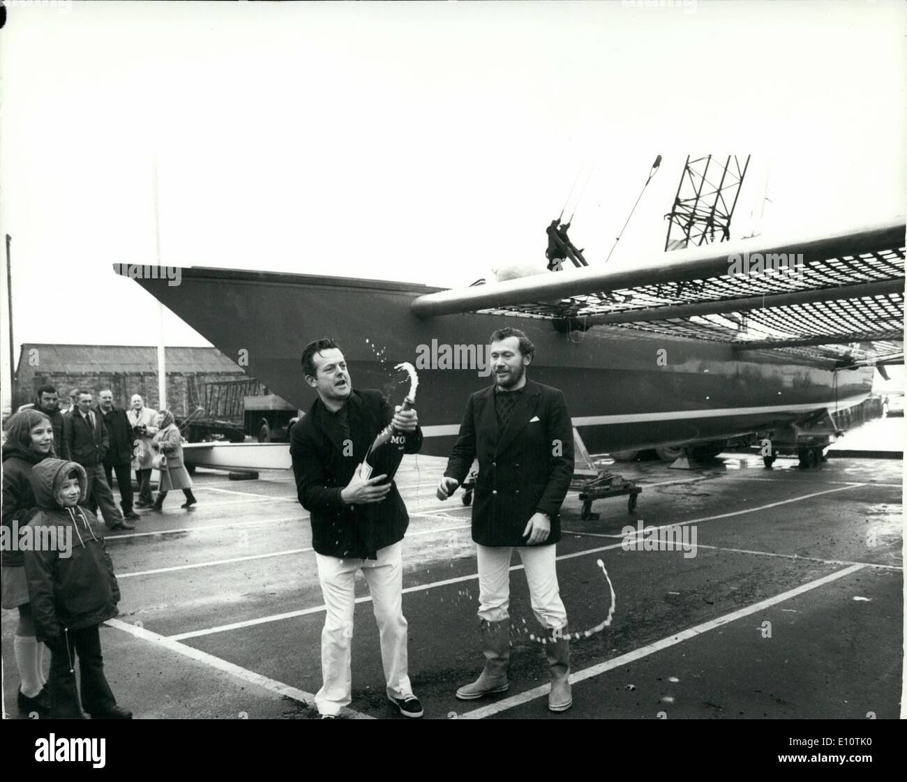 Mar 03, 1974 - più grande del mondo catamarano Racing ha lanciato.: il lancio ha avuto luogo oggi a Brightlingsea. Essex, di tutto il mondo più grande catamarano racing ''Ossigeno britannico''. Lei potrà disputare la 1974 Round - Gran Bretagna gara nelle mani di Gerry Boxall e Robin Knox-Johnson, ed è programmato per il 1976 Single-Handed gara transatlantica. Il 70ft complessivamente, 32ft. fascio craft, è stato progettato da Rod Macalpine-Downie, ed è il primo centure per essere supportato dal British sfidanti, associazione di grandi imprese e di persone formate per supportare British International sforzo sportivo Foto Stock