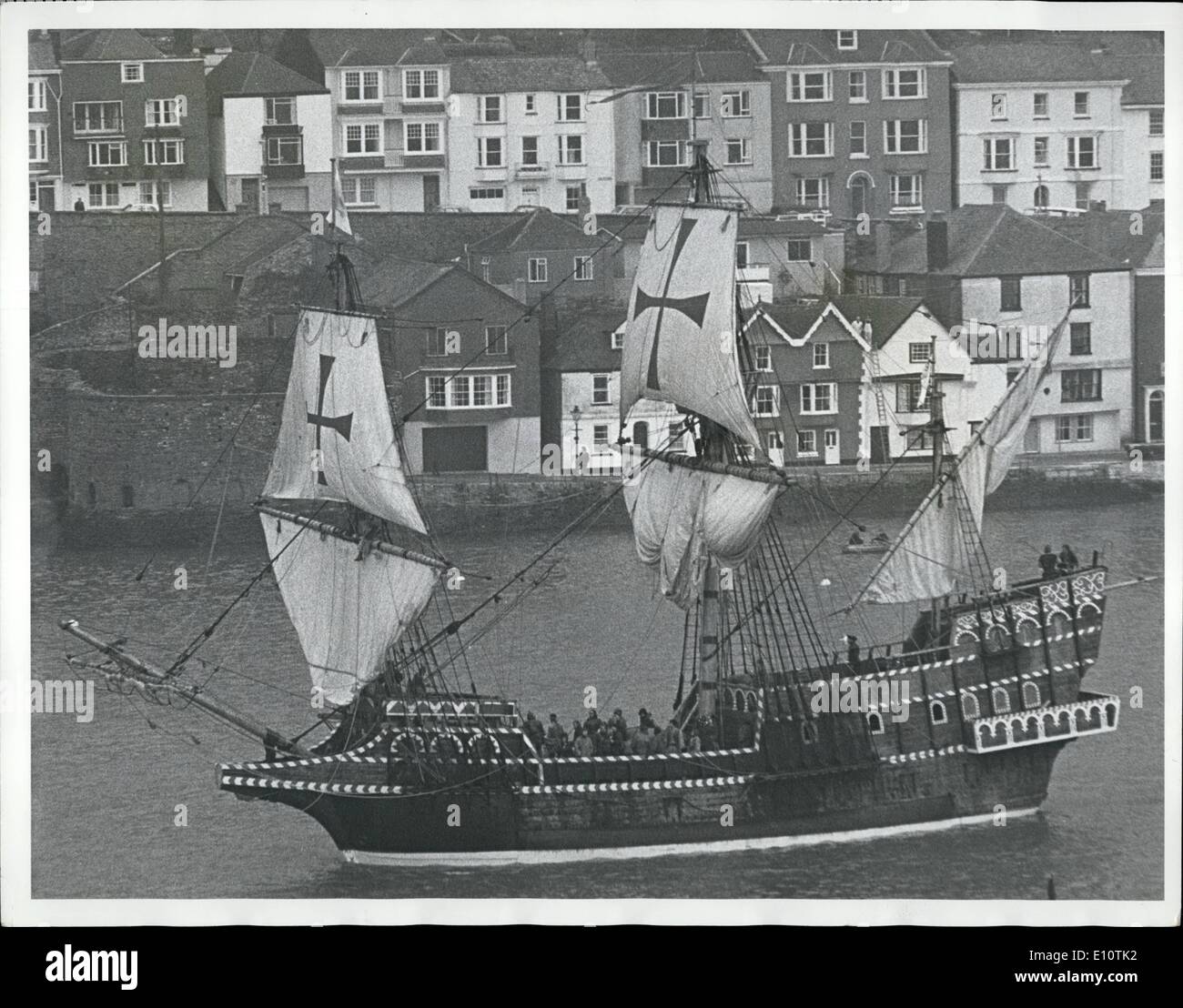 Mar 03, 1974 - Golden Hinde Replica sul modo di Londra: vista che mostra il Golden Hinde, una replica di Sir Francis Drake's ship, raffigurato come ieri ha lasciato Dartmouth per Londra. Foto Stock