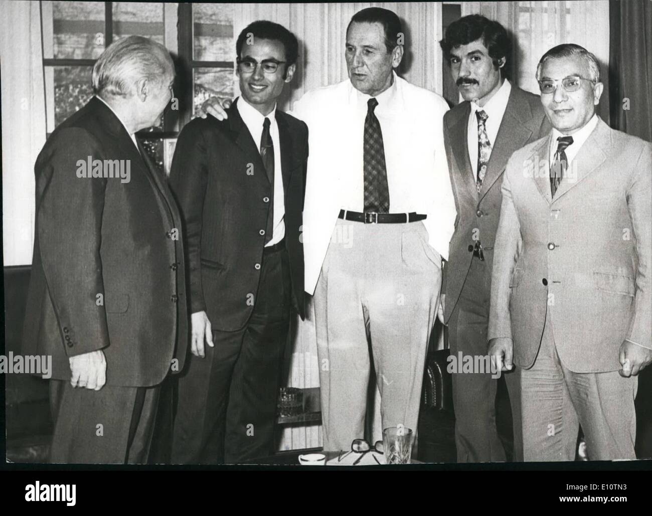 Mar 20, 1974 - Argentina e Libia buoni amici - Buenos Aires, Argentina, Marzo 20th, 1974: La recentemente stabilito relazioni commerciali tra Argentina e il mondo arabo stanno progredendo- appositamente con la Libia i rapporti sono molto intensi e qui il Presidente Generale Juan Domingo Peron (centro) e il principale gestor di intensificazione con il ''terzo politica mondiale'' sig. Jose Lopez Rega (sinistra) sono in posa con i rappresentanti di Libia. Foto Stock