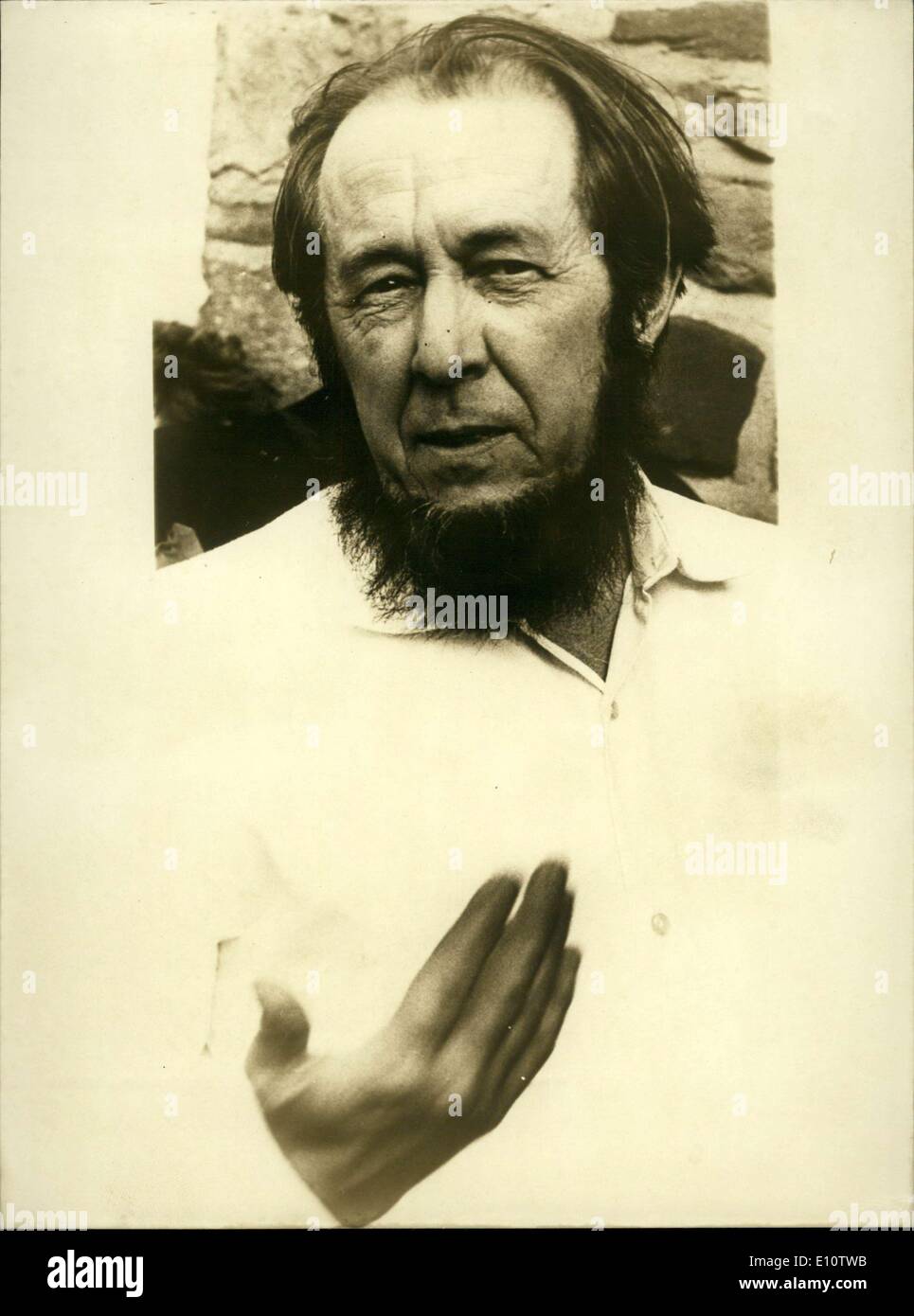 Febbraio 18, 1974 - autore russo Aleksandr Solzhenitsyn parlando con i giornalisti di fronte all autore tedesco Heinrich Boll della casa di Langenbroich. Foto Stock