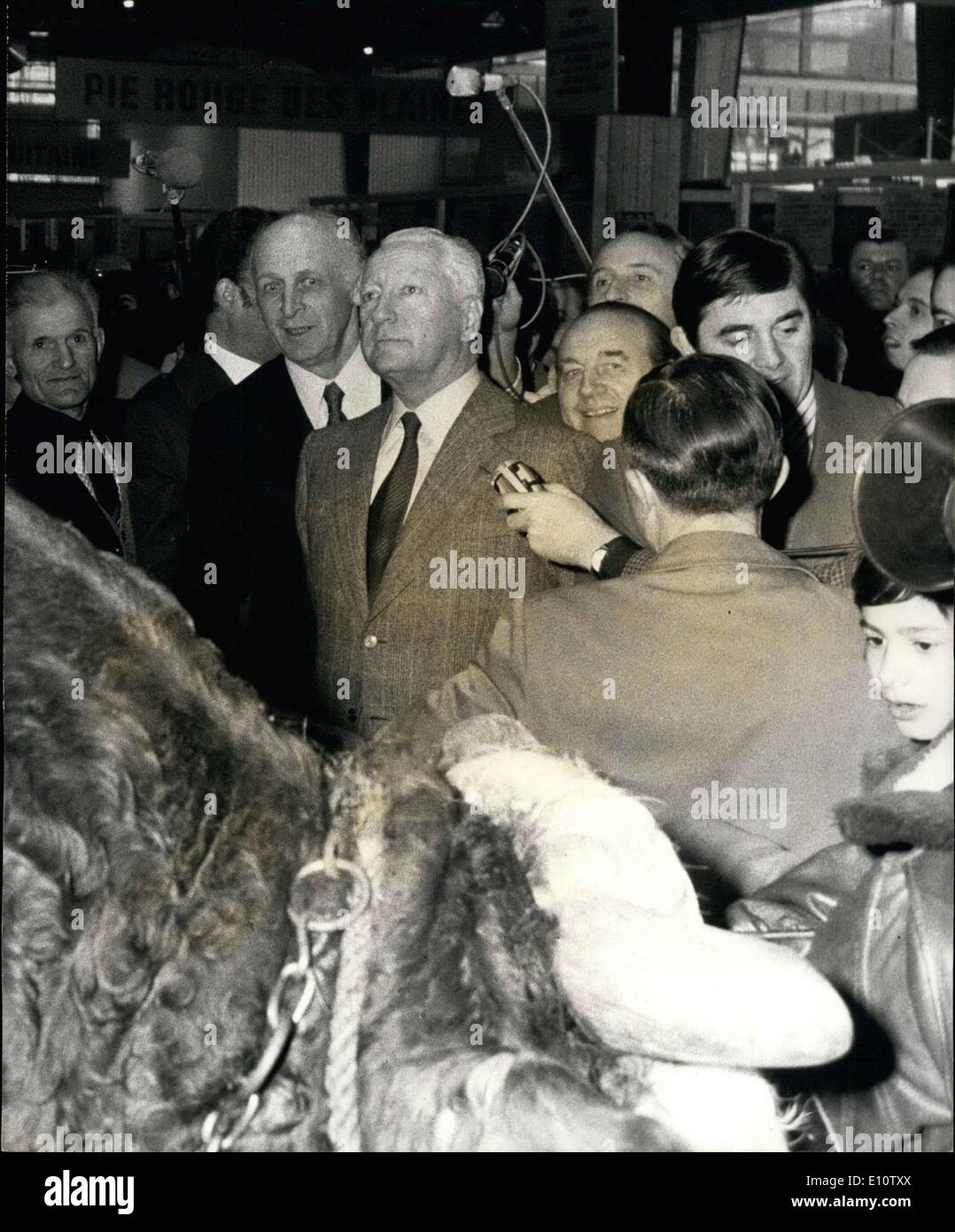 Mar 03, 1974 - Le mostre internazionali di agricoltura, della macchina agricola e di allevamento meccanica hanno aperto le loro porte a ''La Porte de Versailles,'' un centro espositivo. Onorevole Raymond Marcellin e Pierre Messmer ha presieduto la cerimonia. Immagine: La sig.ra Raymond Marcellin e Pierre Messmer durante la cerimonia di inaugurazione della mostra. Foto Stock