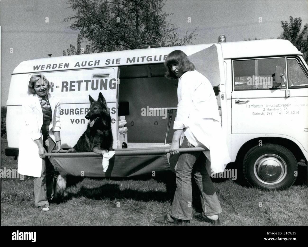 Apr. 04, 1974 - Auto Speciale per percossi animali in Hamburg: una buona azione... è stato fatto di recente da un anonimo amante degli animali, che ha dato un rescue-car per animali alla società per la prevenzione della crudeltà verso gli animali in Amburgo. Con l'auto speciale il cui equipaggiamento è simile al rescue-car per persone, percossi e gli animali malati possono essere aiutato più veloce di prima. Per le operazioni speciali la vettura ha guinzagli e narcotization strumenti per cogliere imbullonato ozelots e altri animali esotici Foto Stock