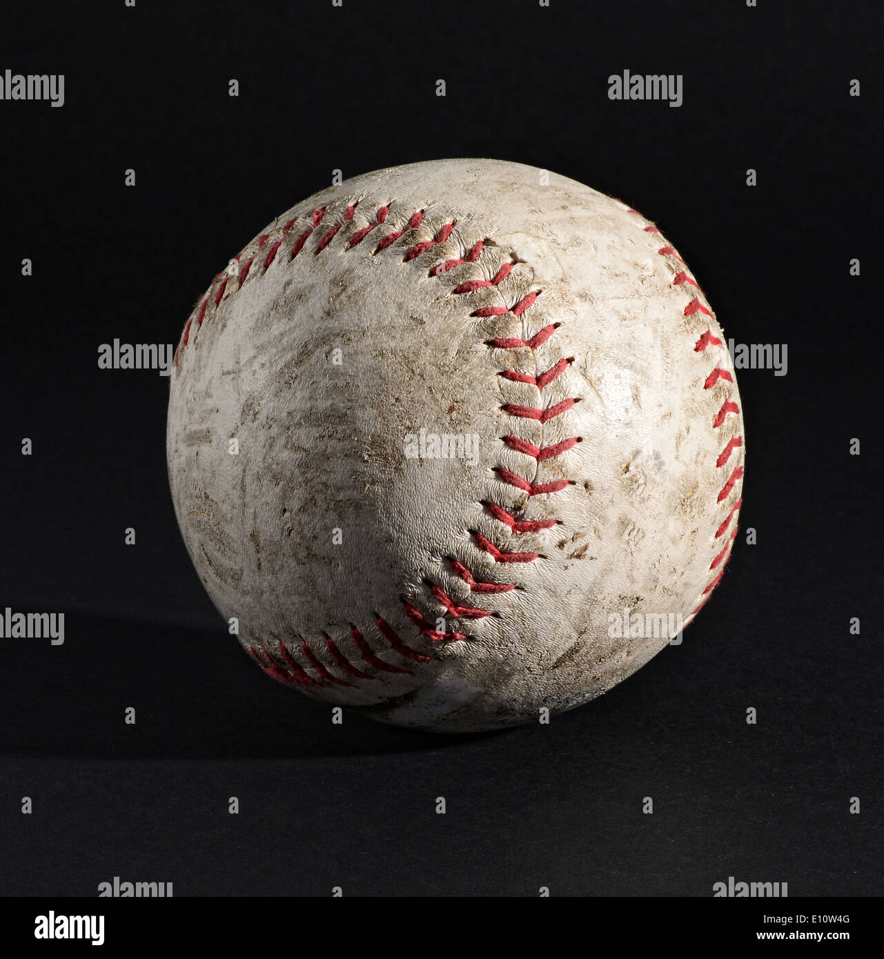 Vecchia di baseball in pelle su sfondo nero Foto Stock