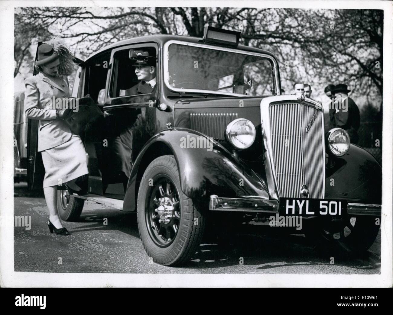 Apr. 04, 1974 - La più recente Taxi-Cubs In mostra a Londra. Modelli di lusso prodotte dopo 100, 000 miglia prototipo : prima di Londra 1000 nuova ''Oxford " taxi-cabs - prodotte dopo 100.000 miglia test del modello di prototipo dal Walselev Motor Company, dovevano essere visto in mostra una Londra questa mattina. La foto mostra il sig. F.R.J. Judd di anni 35, di Kennington, che per primo ha iniziato la guida nel 1894, e vi è la più antica cabby nel trasporto e lavoratore generale dell'Unione visto con la nuova cabina di questa mattina. Foto Stock