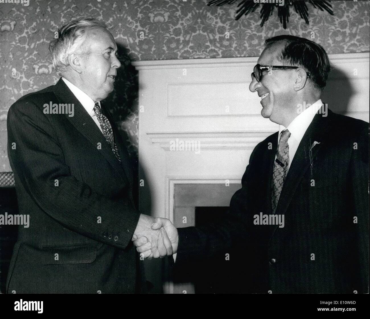 Apr. 04, 1974 - Il Maltese il Primo Ministro al n. 10 di Downing Street per colloqui con il Primo Ministro: il sig. Dom Mintoff, il Maltese Foto Stock