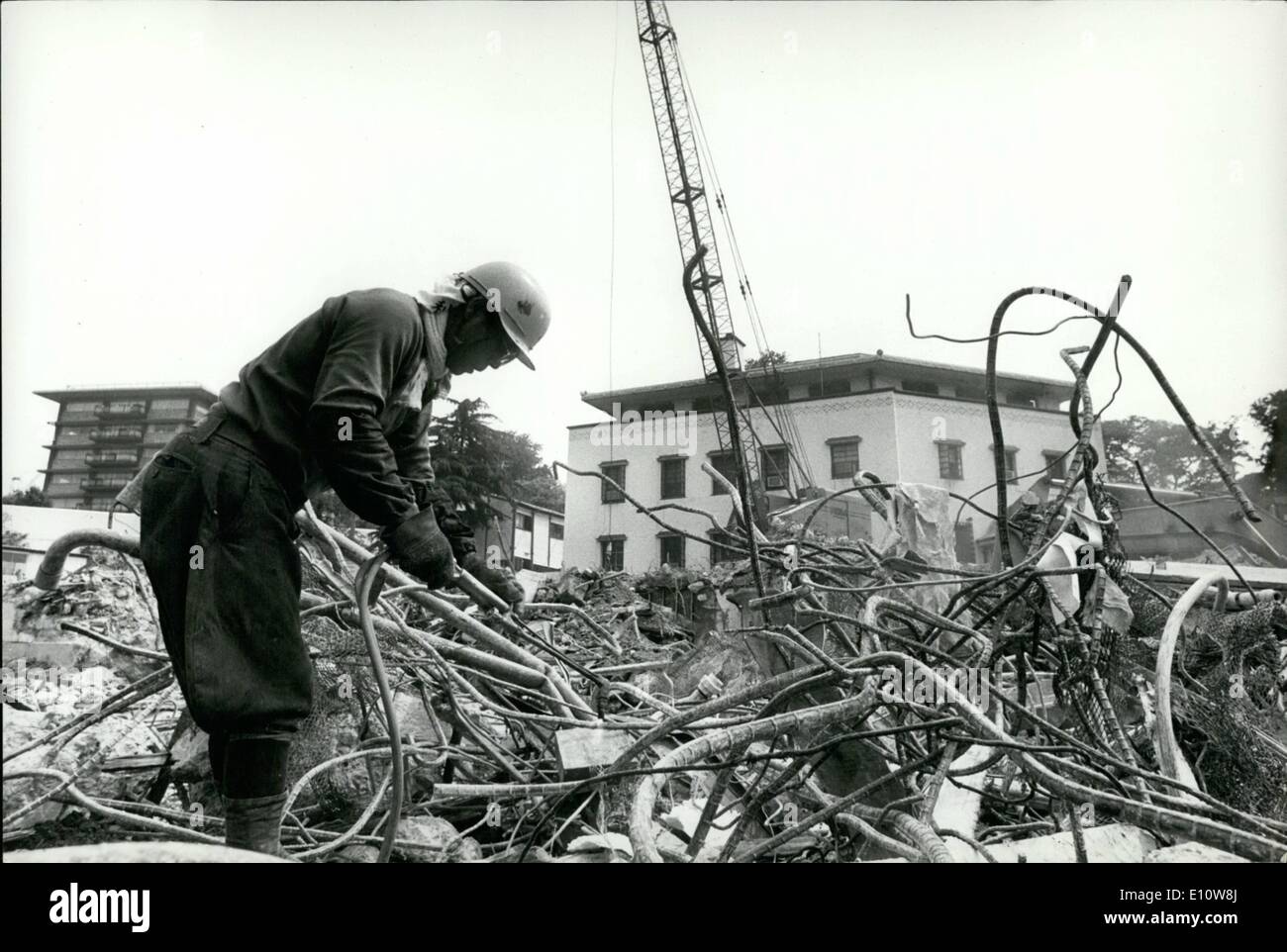 Giugno 06, 1974 - ''Hoover follia'' a Tokyo demolita. Gli Stati Uniti Ambasciata a Tokyo, che è stato denominato ''Hoover follia'' quando i critici a carico che la somma esorbitante di -milioni era squanders su di esso dal compianto presidente Herbert Hoover durante il ''Grande depressione'' nel 1931, viene demolita per far posto a pannelli di vetro nuova ambasciata americana. La vecchia ambasciata è stata progettata da Antonin Raymond. un discepolo di Frank Lloyd Wright, ed è stato indicato come un edificio di architettura mista di sangue. La nuova ambasciata è stata progettata da crease pelli di verde si associa a Los Angeles. U.S.A Foto Stock