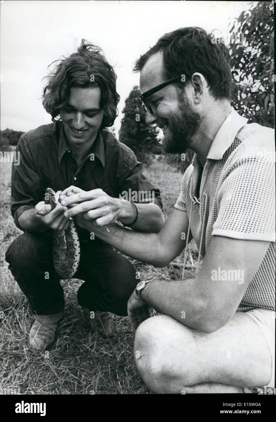 Lug. 07, 1974 - Bobby Kennedy Jnr assume un nuovo ruolo come voce narrante nella serie televisiva su African Wild Life : Robert F.kennedy, Jnr, 20-anno-vecchio figlio del compianto U.S. Attorney General, è alla scoperta di per se stesso un nuovo ruolo; come narratore e partecipante in una nuova serie televisiva ''l'ultima frontiera'' che è circa selvatico africano-vita ed ecologia problemi attualmente far fronte in Kenya, ampiamente considerato come uno del mondo più rispettoso dell'ambiente nazioni Foto Stock