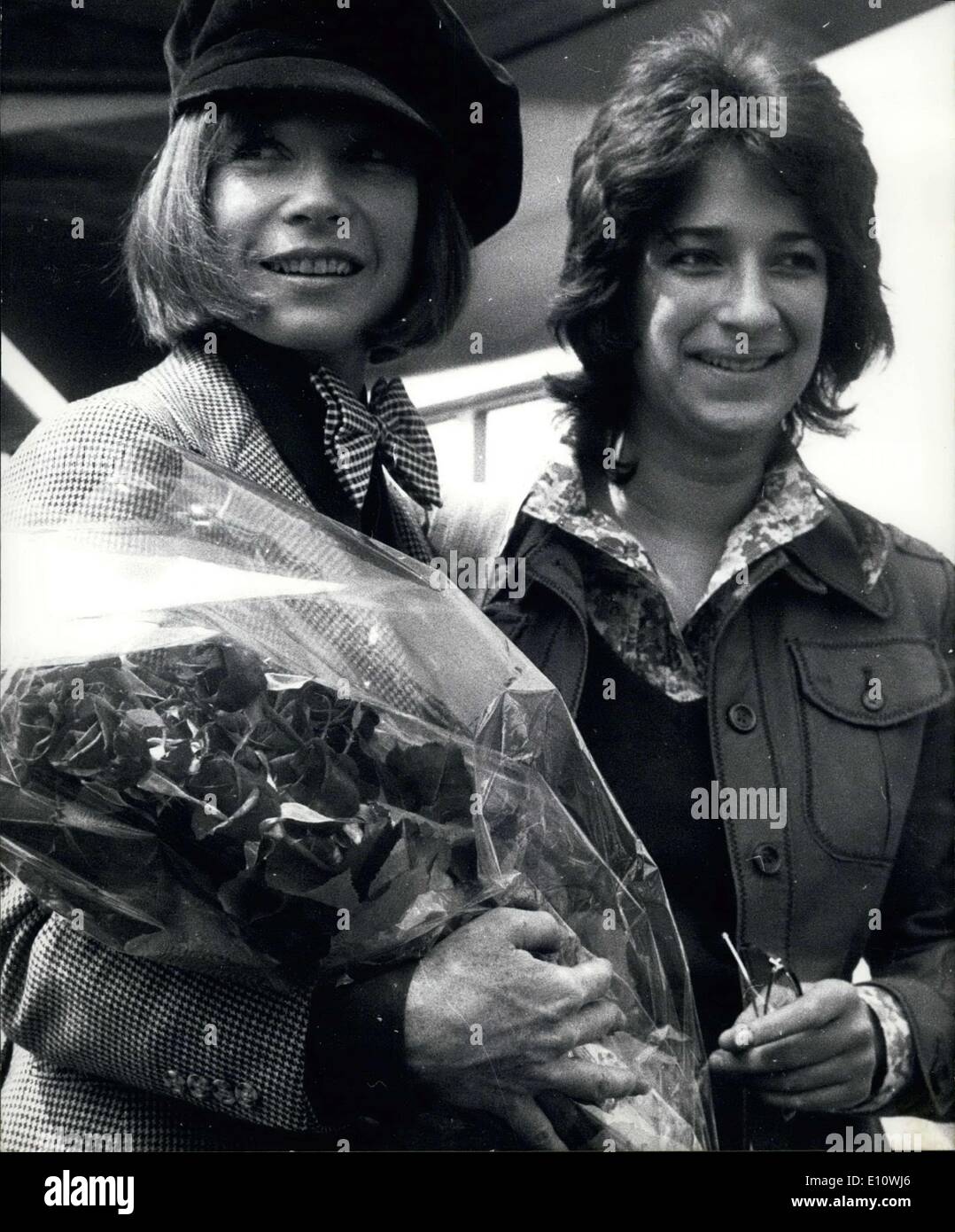 Apr. 24, 1974 - Proveniente da New York, Shirley MacLaine è arrivato a Cannes. Lei è venuto qui nel 1966 per servire in giuria, ma questa volta è venuta a presentare in occasione della decima M.I.P. TV, il suo film, "l' altra metà del cielo: una Cina memoria. Foto Stock